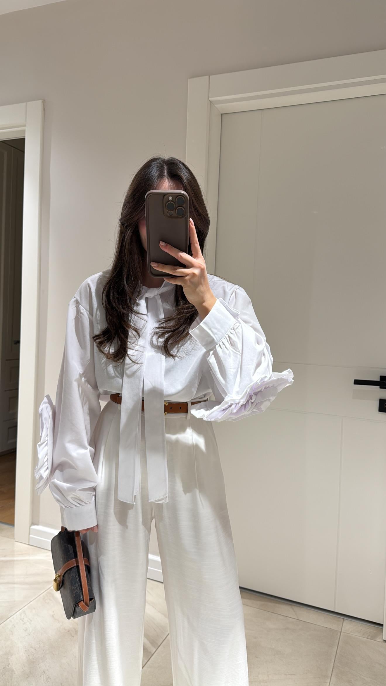 Beyaz Gül Detaylı Yaka Bağlamalı Marka Model Gömlek