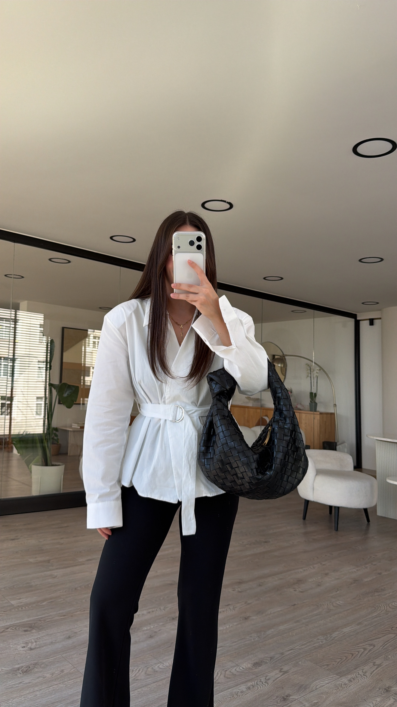 Beyaz Kruvaze Yaka Kuşaklı Marka Model Gömlek