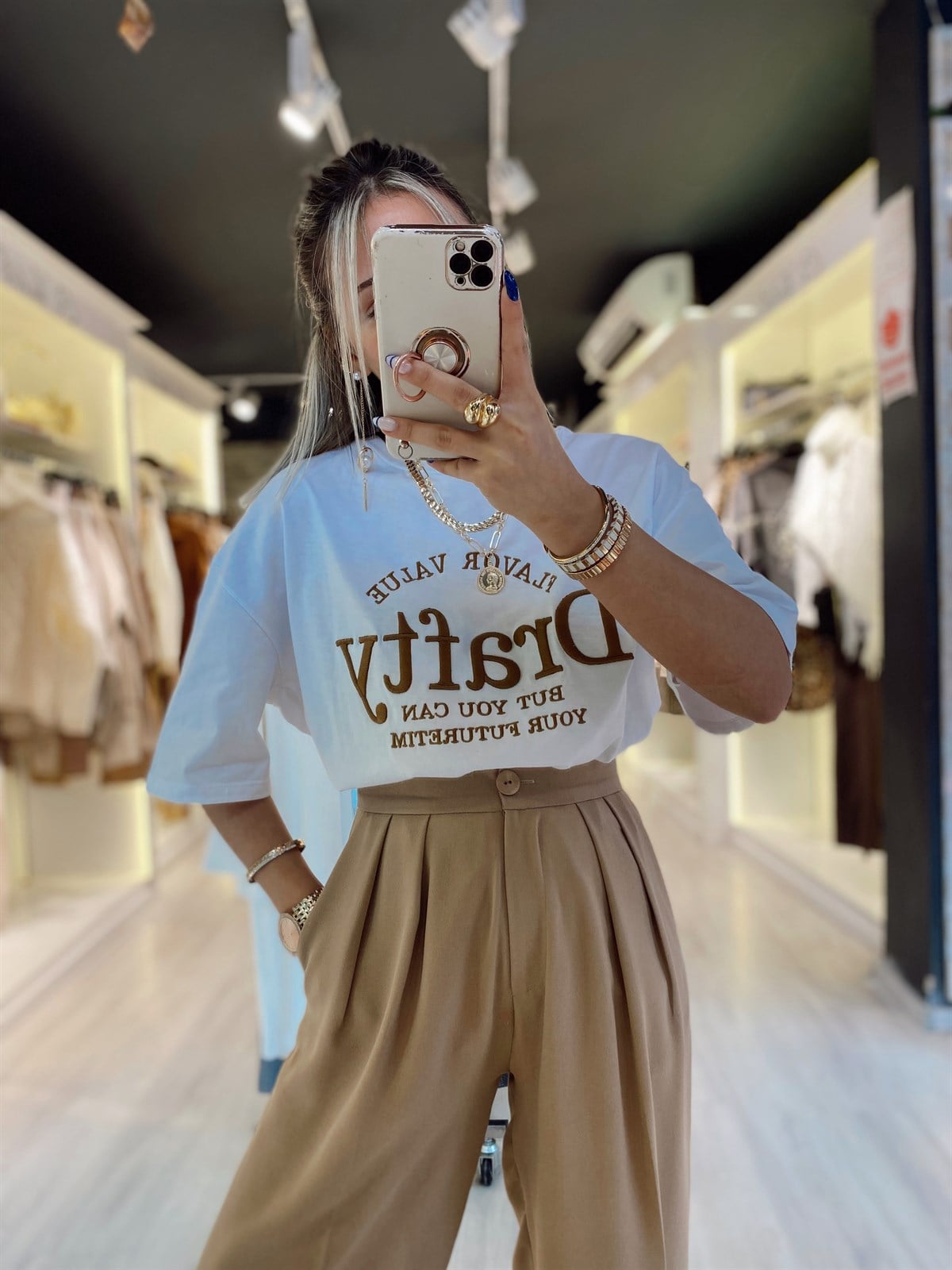 Beyaz Ön Yazı Detaylı Tshirt