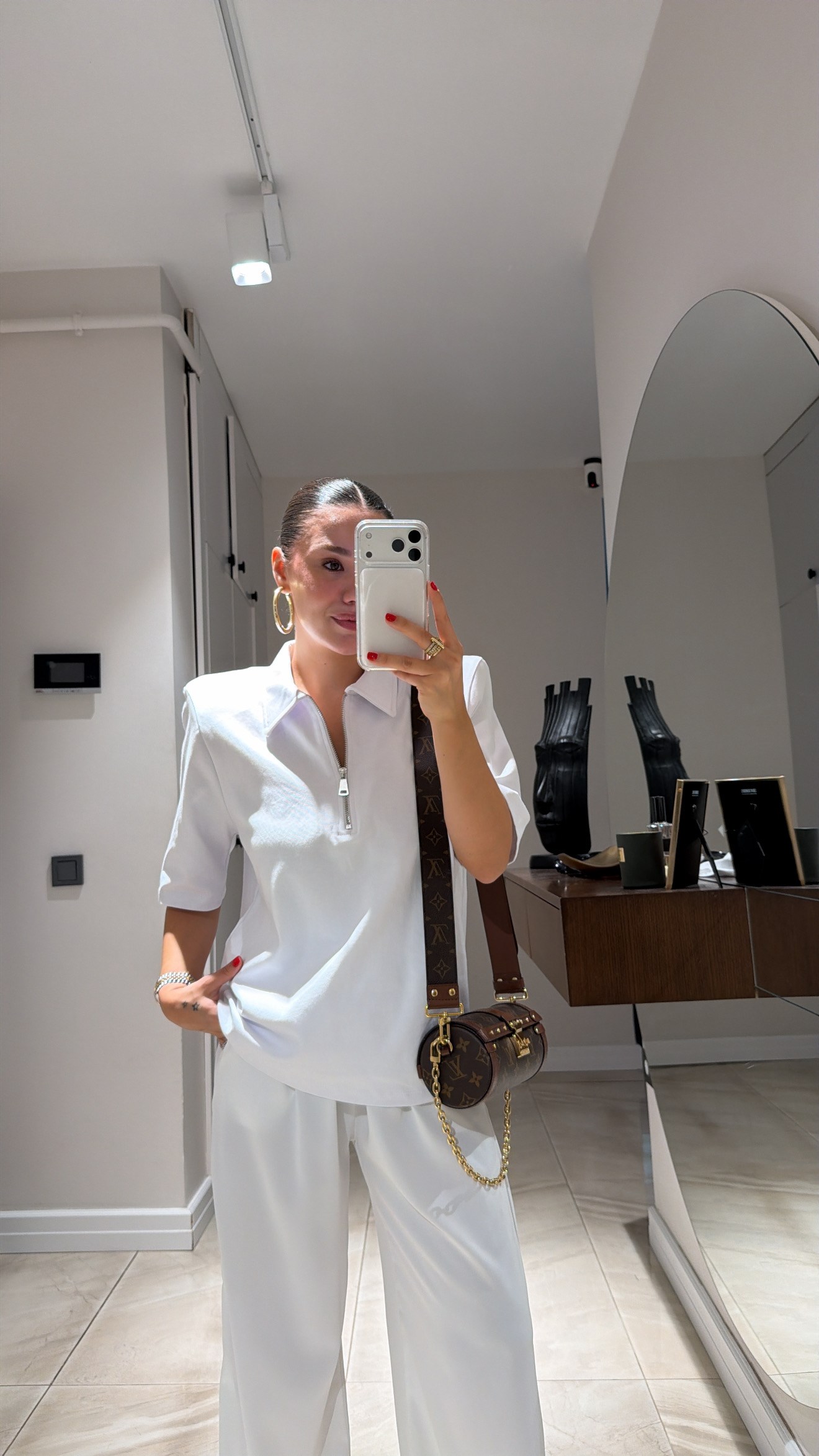 Beyaz Polo Yaka Ön Fermuarlı Vatkalı Tshirt 