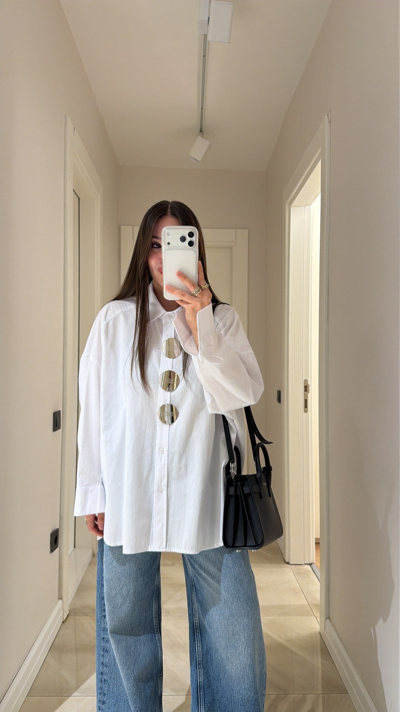 Beyaz Silver Plaka Düğme Detaylı Oversize Gömlek