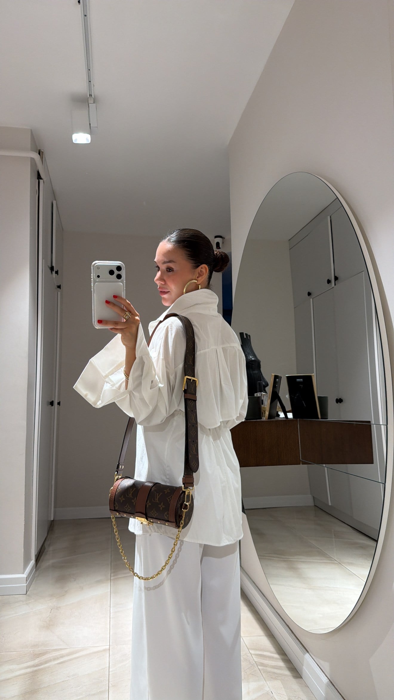 Beyaz Sırt Dekolteli Oversize Gömlek 