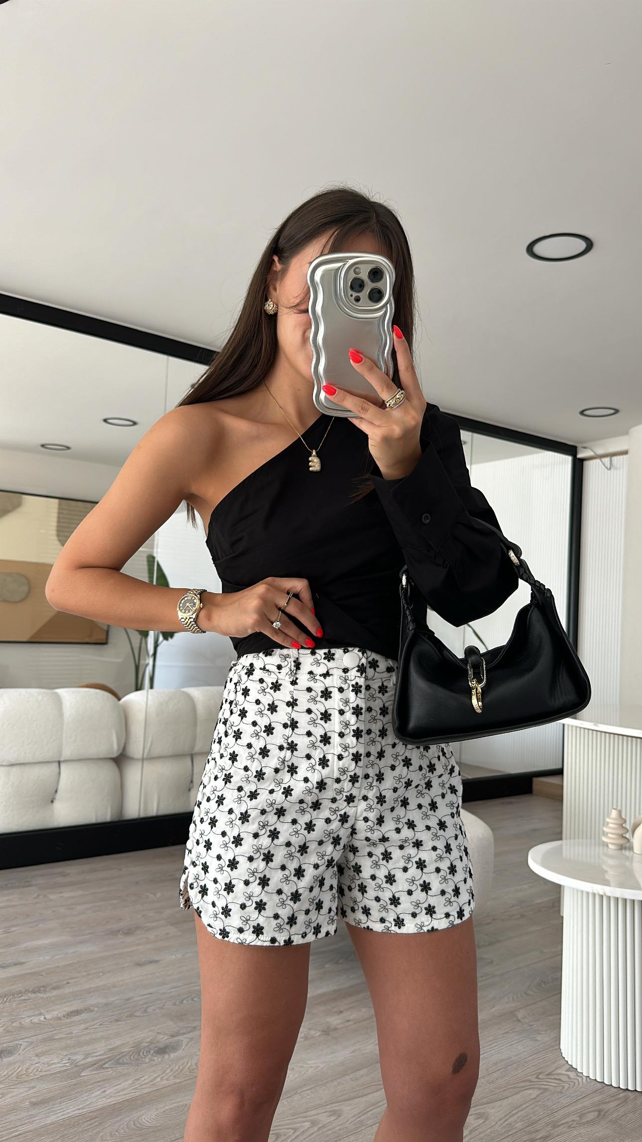 Beyaz Siyah Çiçek İşlemeli Şort