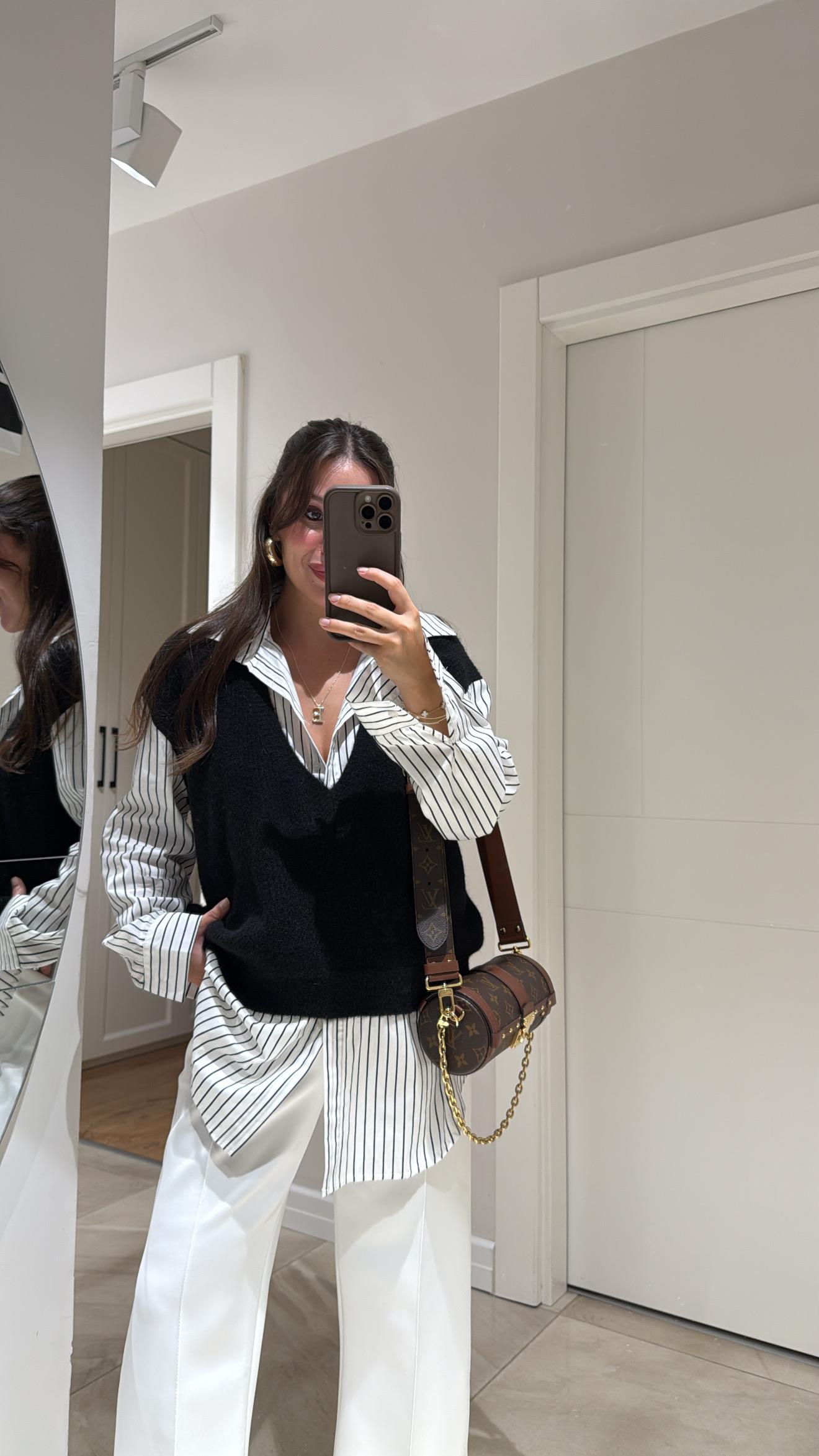 Beyaz Siyah Süveter Detaylı Gömlek 