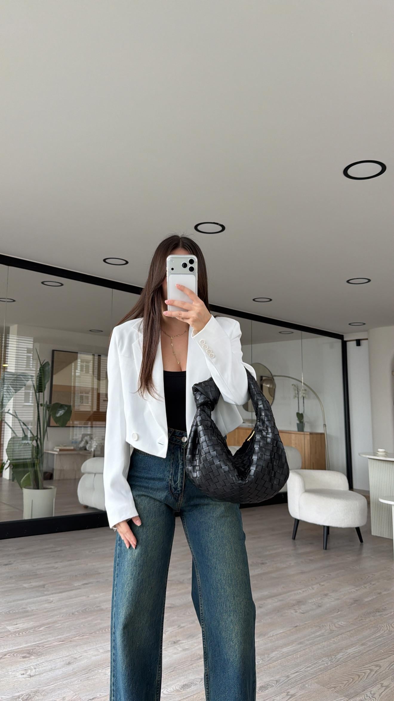 Beyaz Tek Düğme Detaylı Crop Ceket 