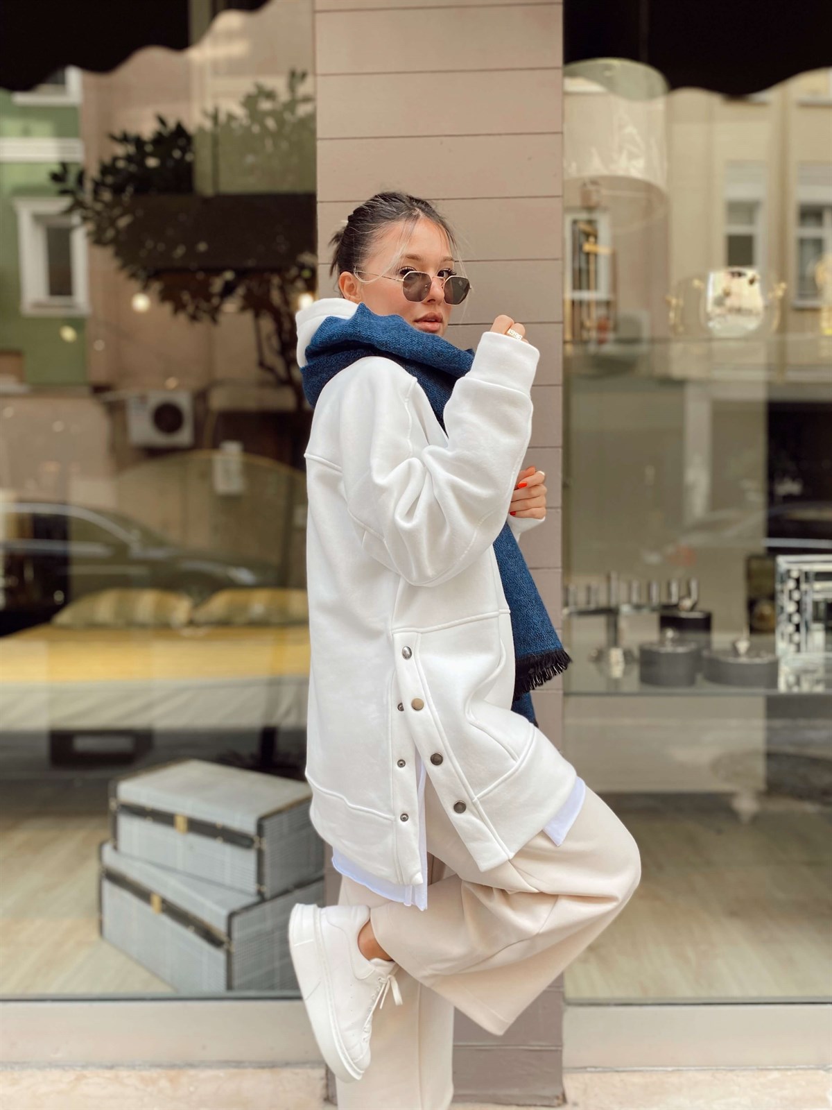 Beyaz Yanı Çıtçıtlı Şardonlu Sweat