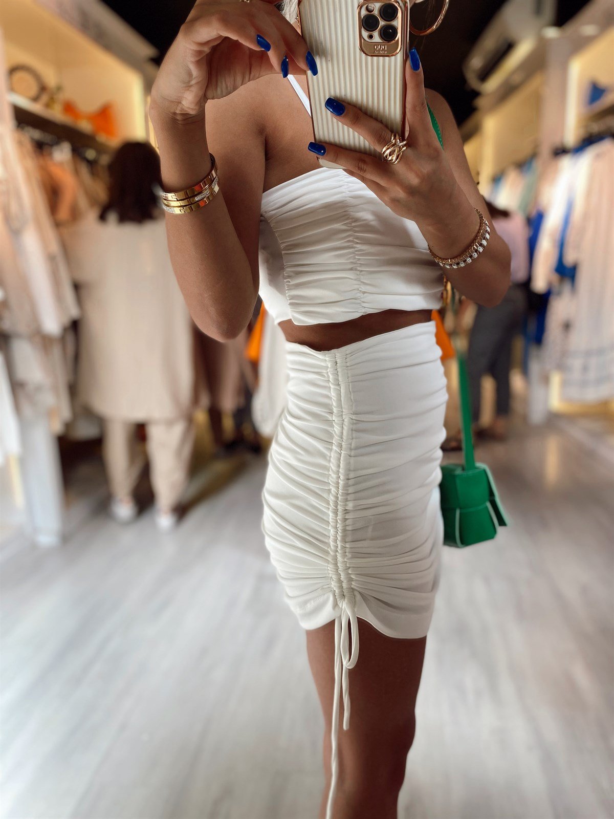 Beyaz Yanları Büzgü Detaylı Etek