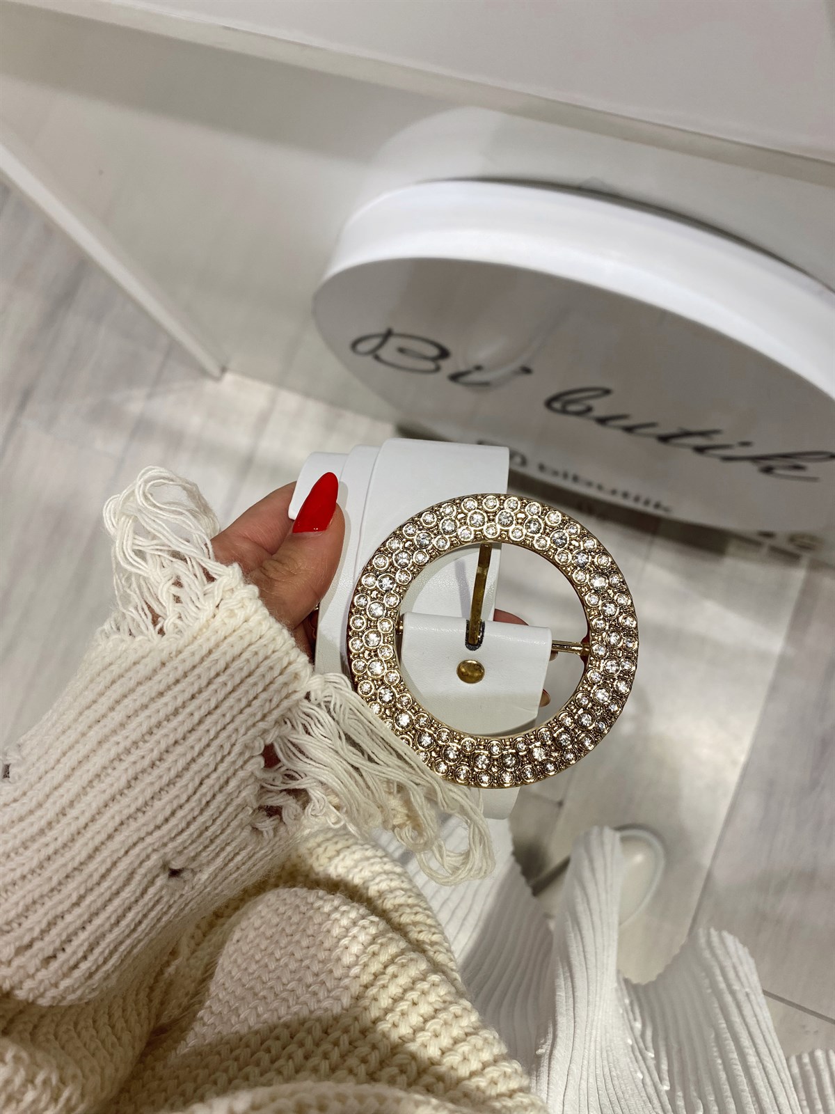 Beyaz Yuvarlak Taşlı Kemer