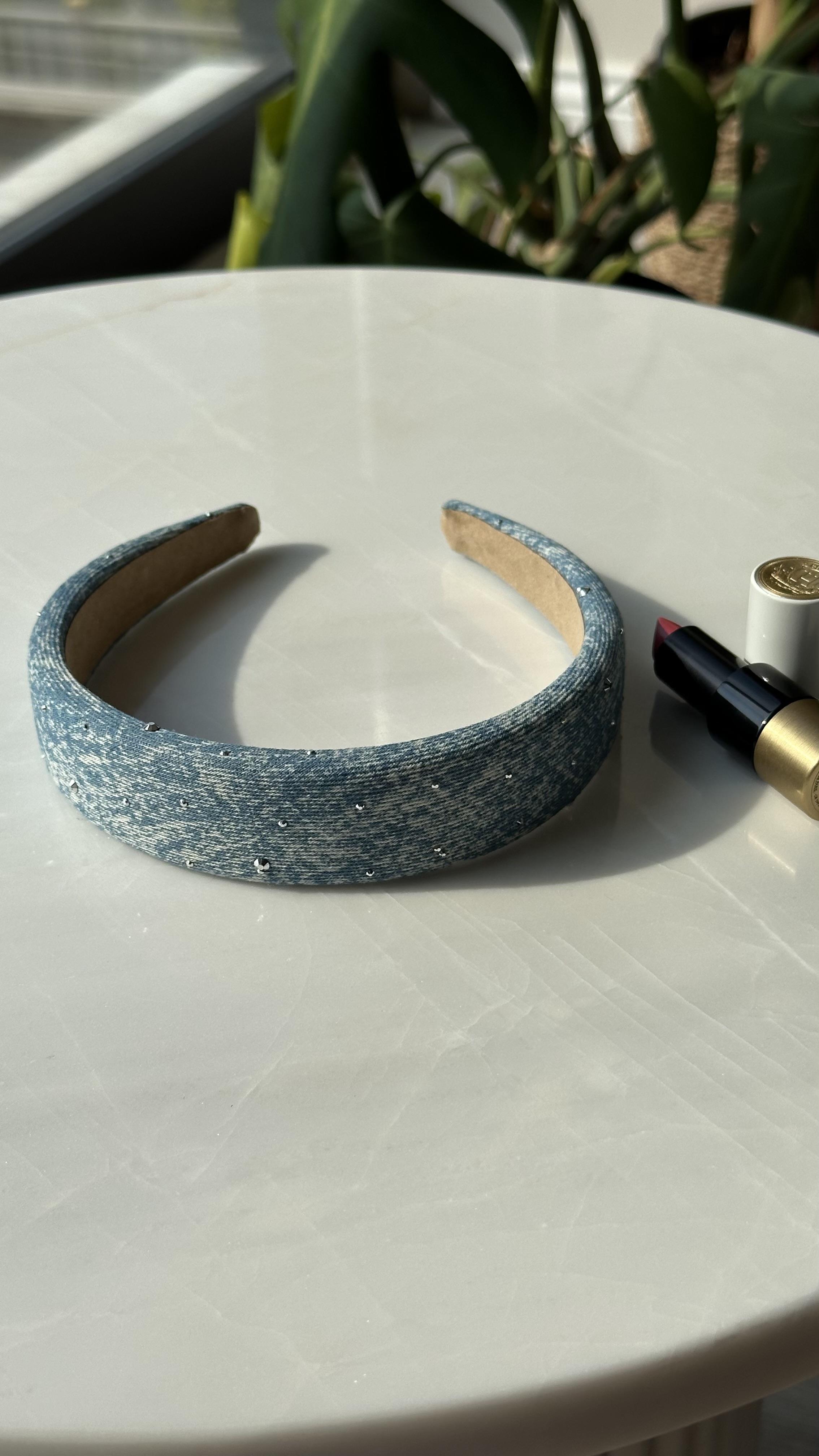 Buz Mavi Eskitmeli Taşlı Taç