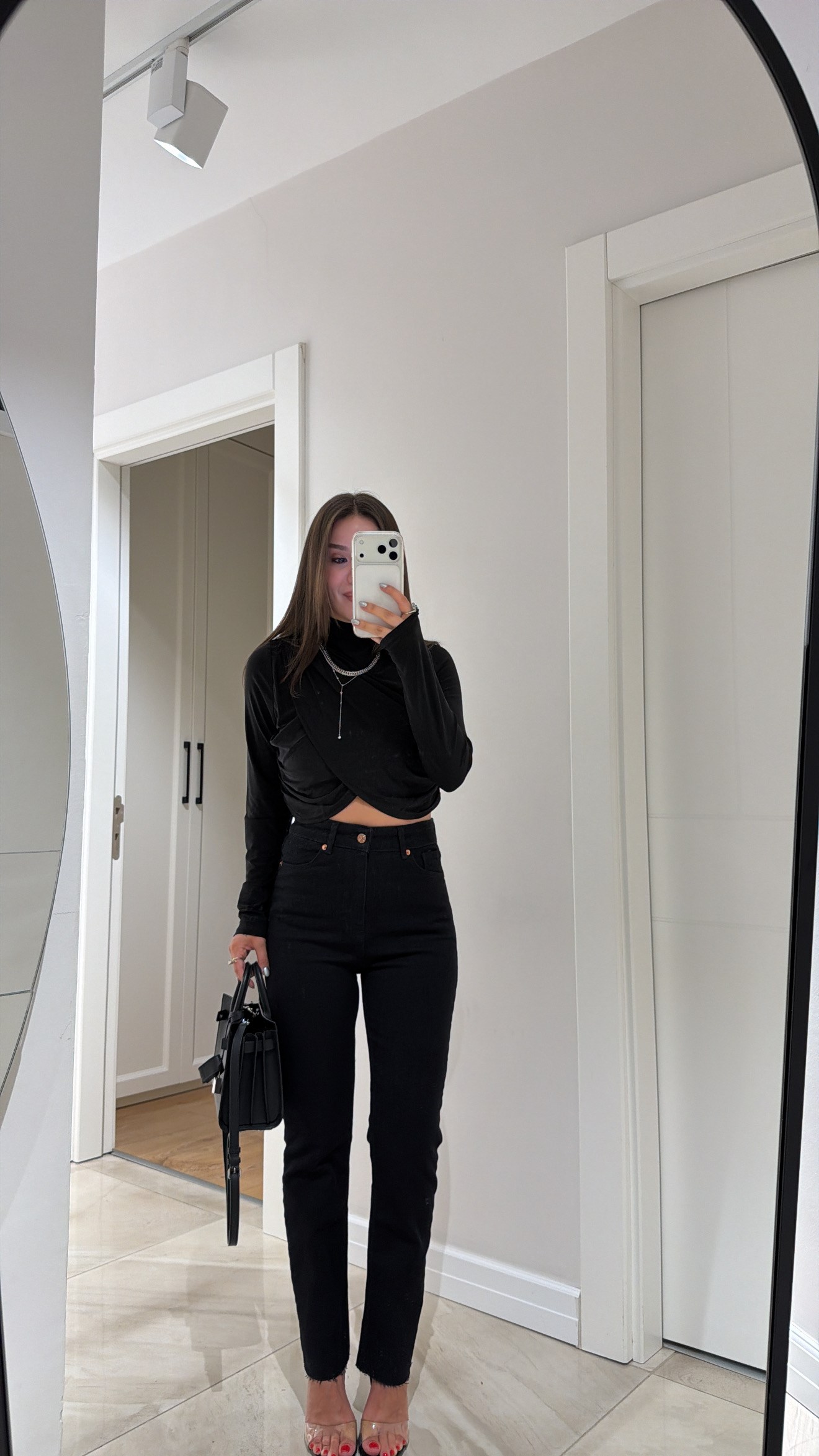 Siyah Marka Model Kesik Paça Mom Jean