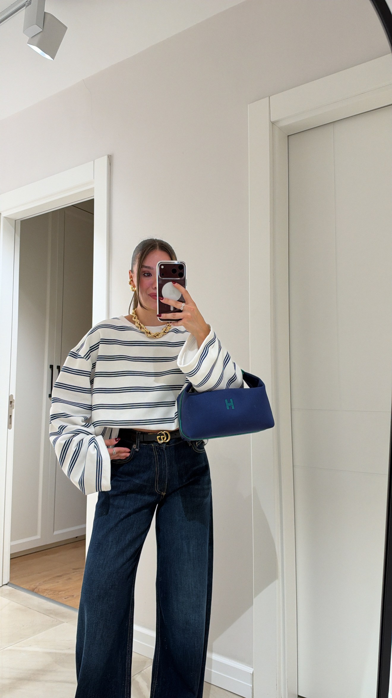 Beyaz Lacivert Çizgili Şardonlu Sweatshirt