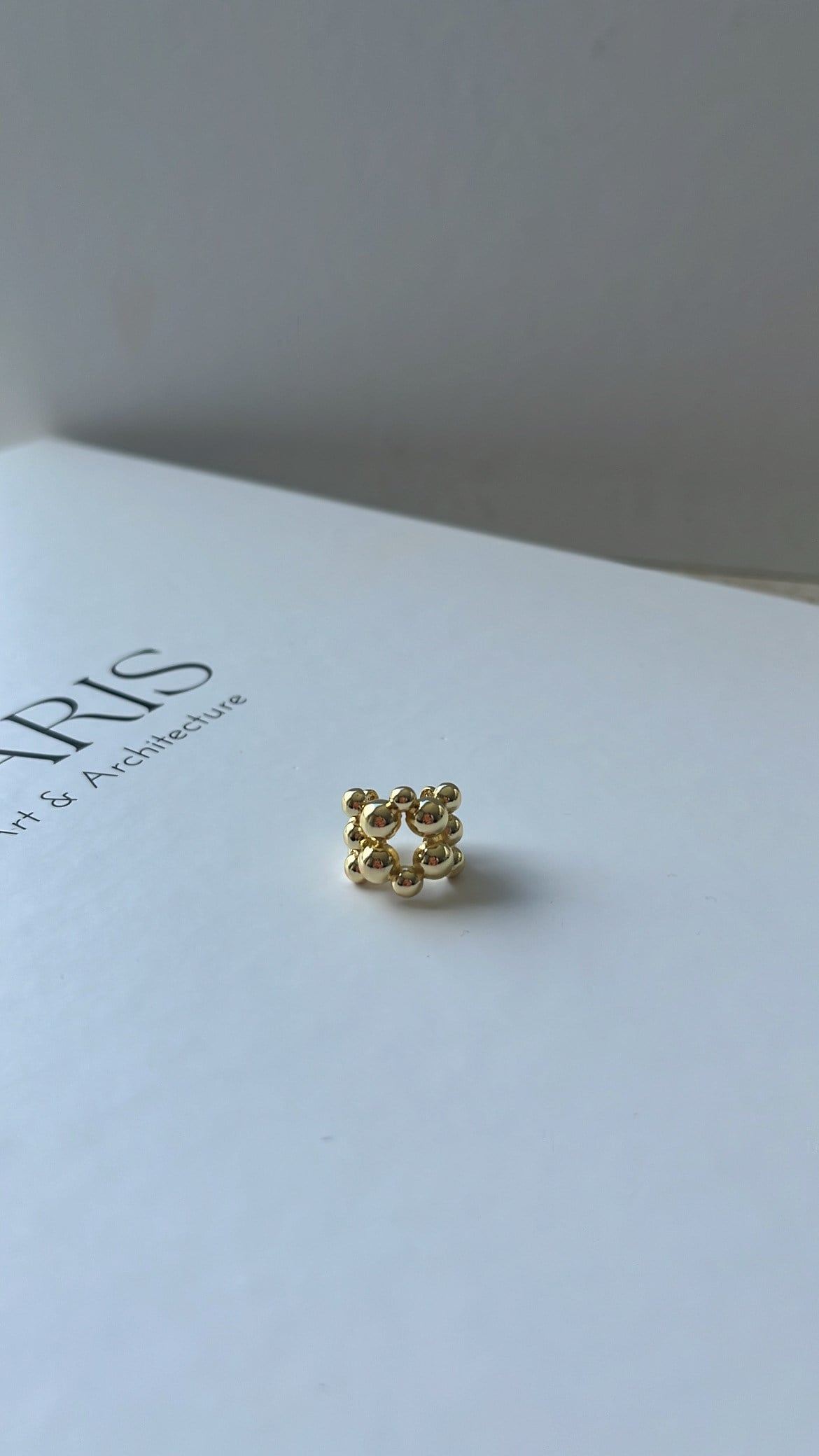 Gold Sıralı Top Detaylı Kıkırdak Küpe