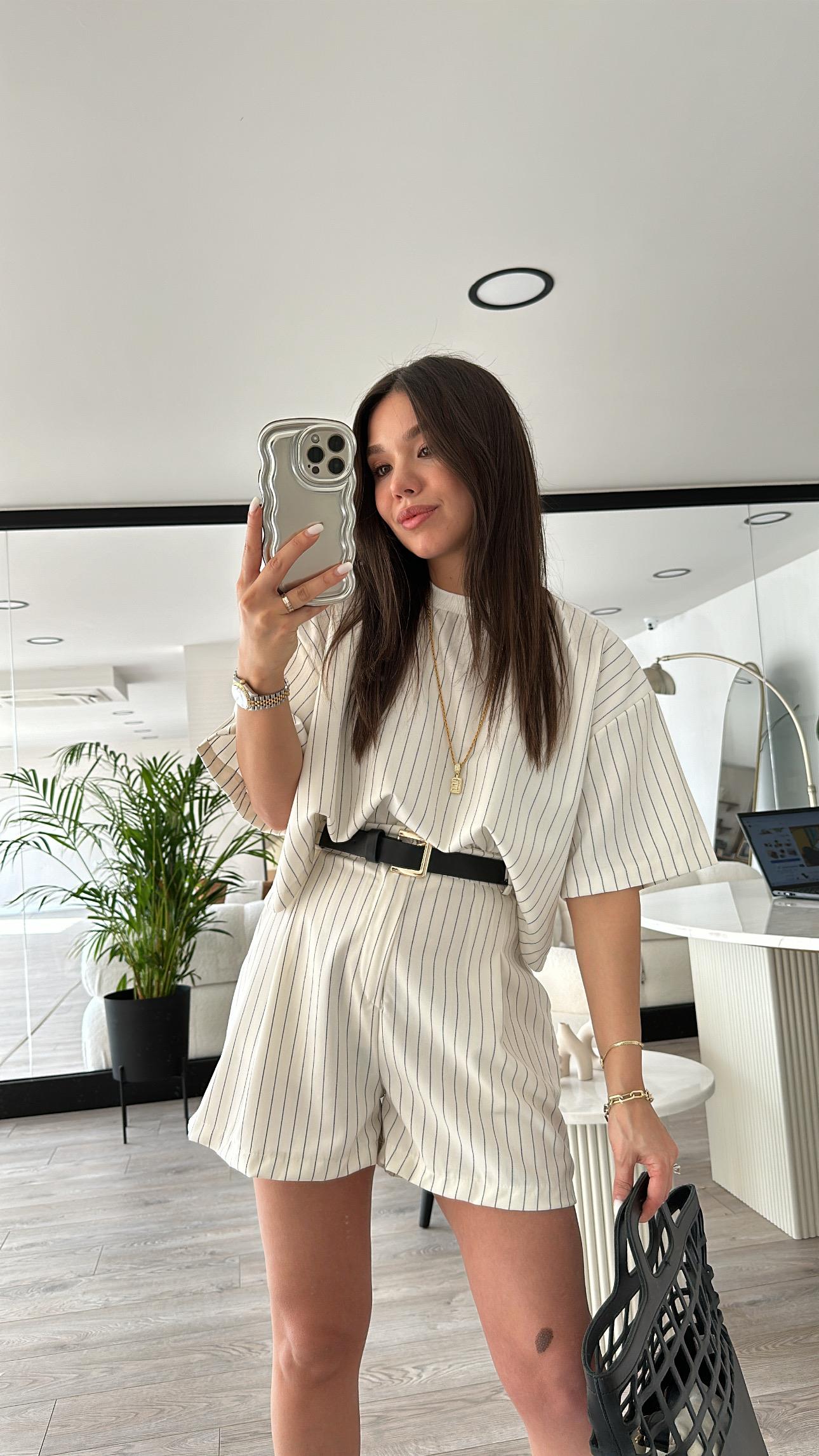 Ekru Bisiklet Yaka Siyah Çizgili Şortlu Takım