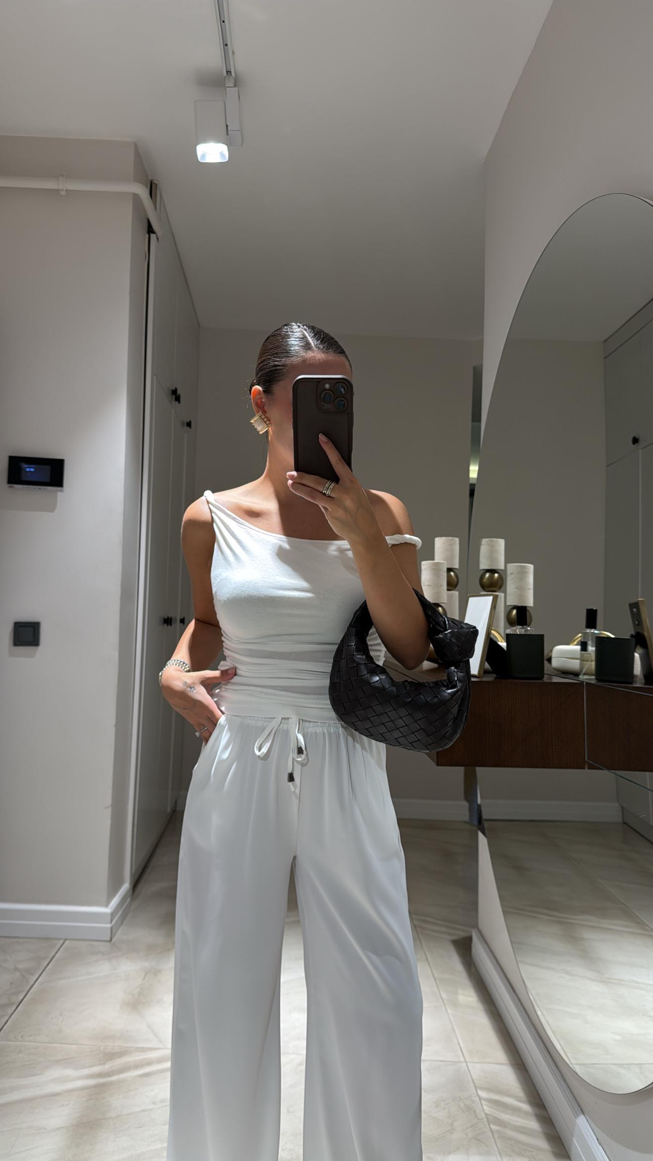 Ekru Burgu Askılı Yan Drapeli Bluz