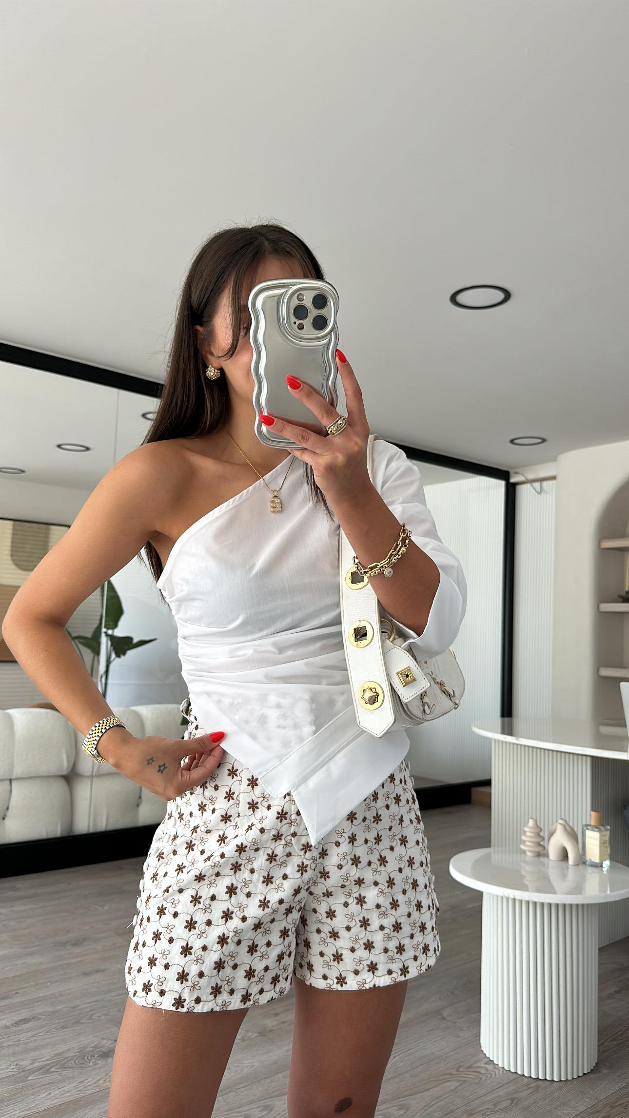 Ekru Büzgülü Ters Yaka Detaylı Tel Kol Gömlek 