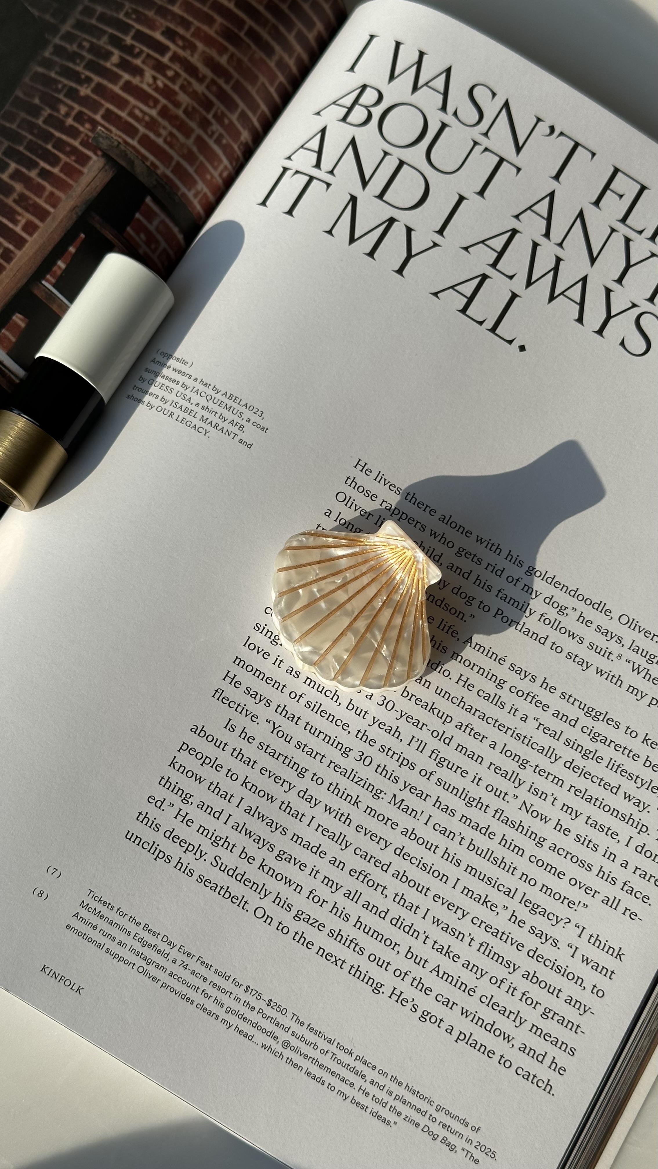 Ekru Camel Çizgili İstiridye Mandal Toka