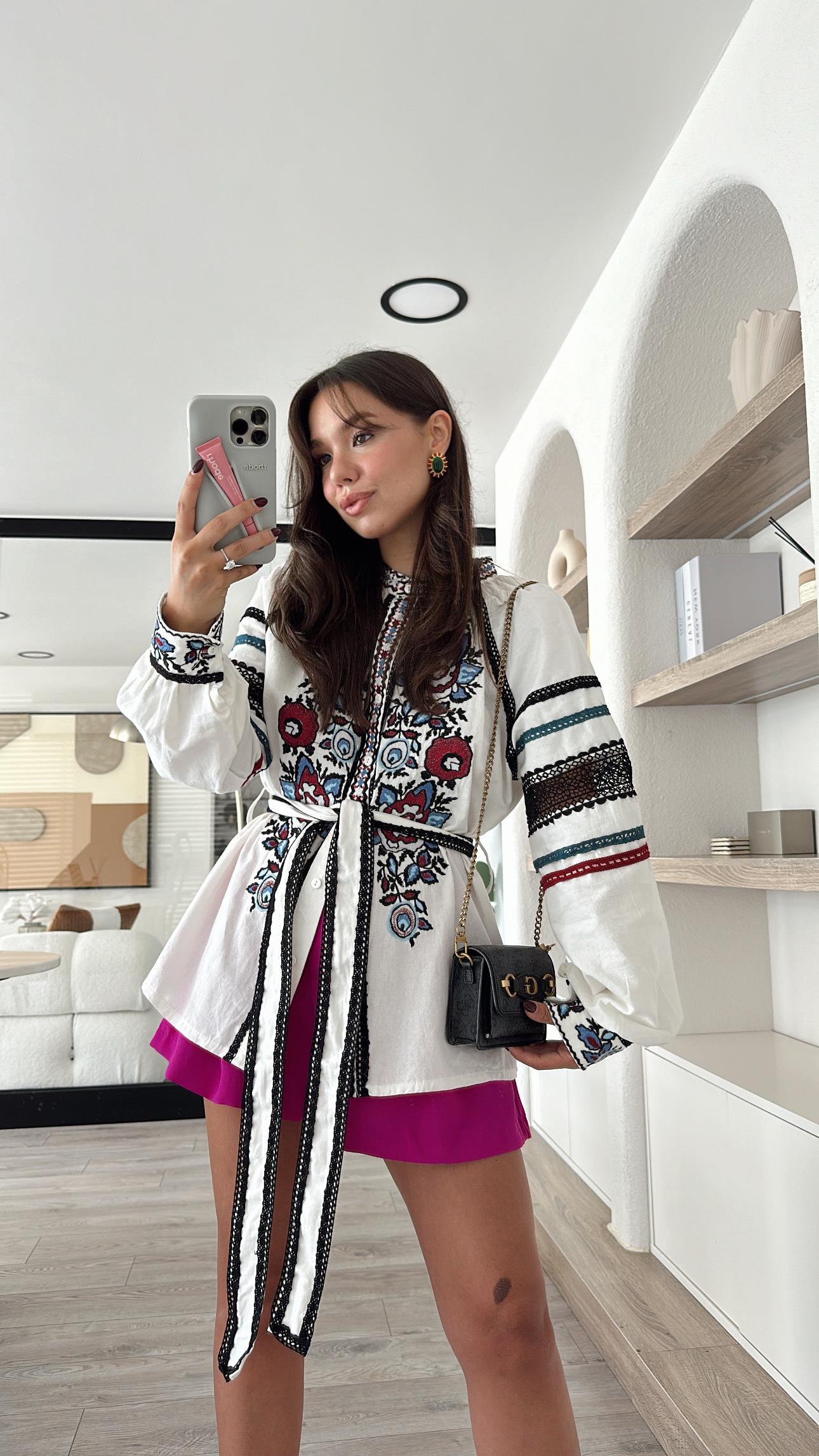 Ekru Çiçek İşlemeli Kuşaklı Keten Gömlek