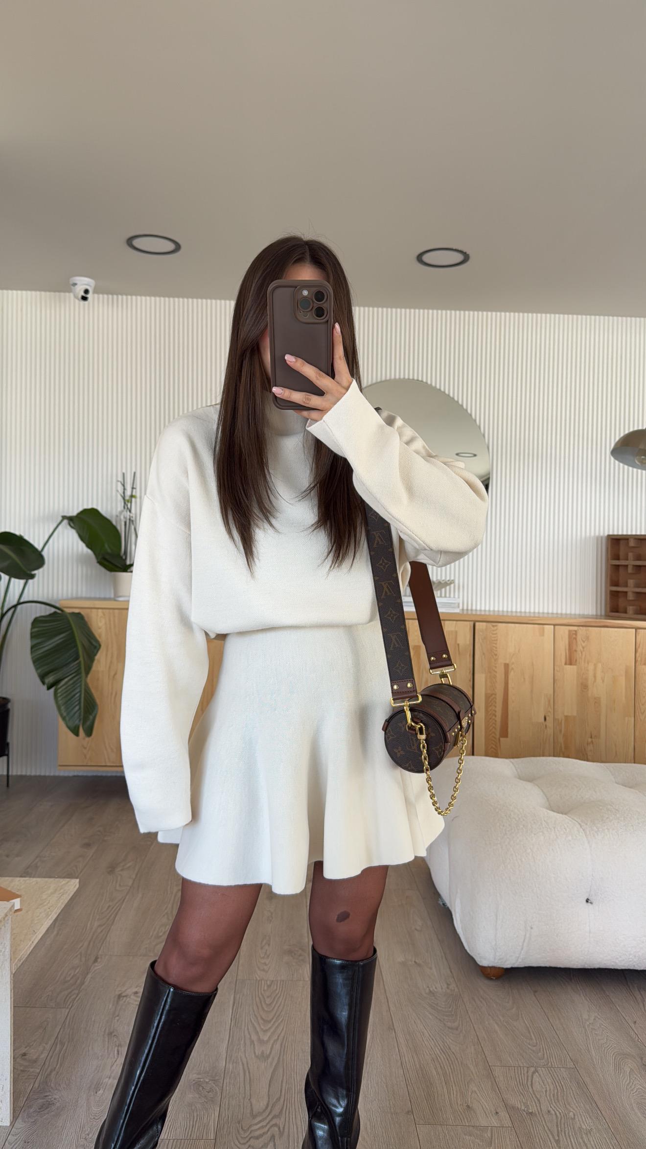 Ekru Dik Yaka Etekli Triko Takım 