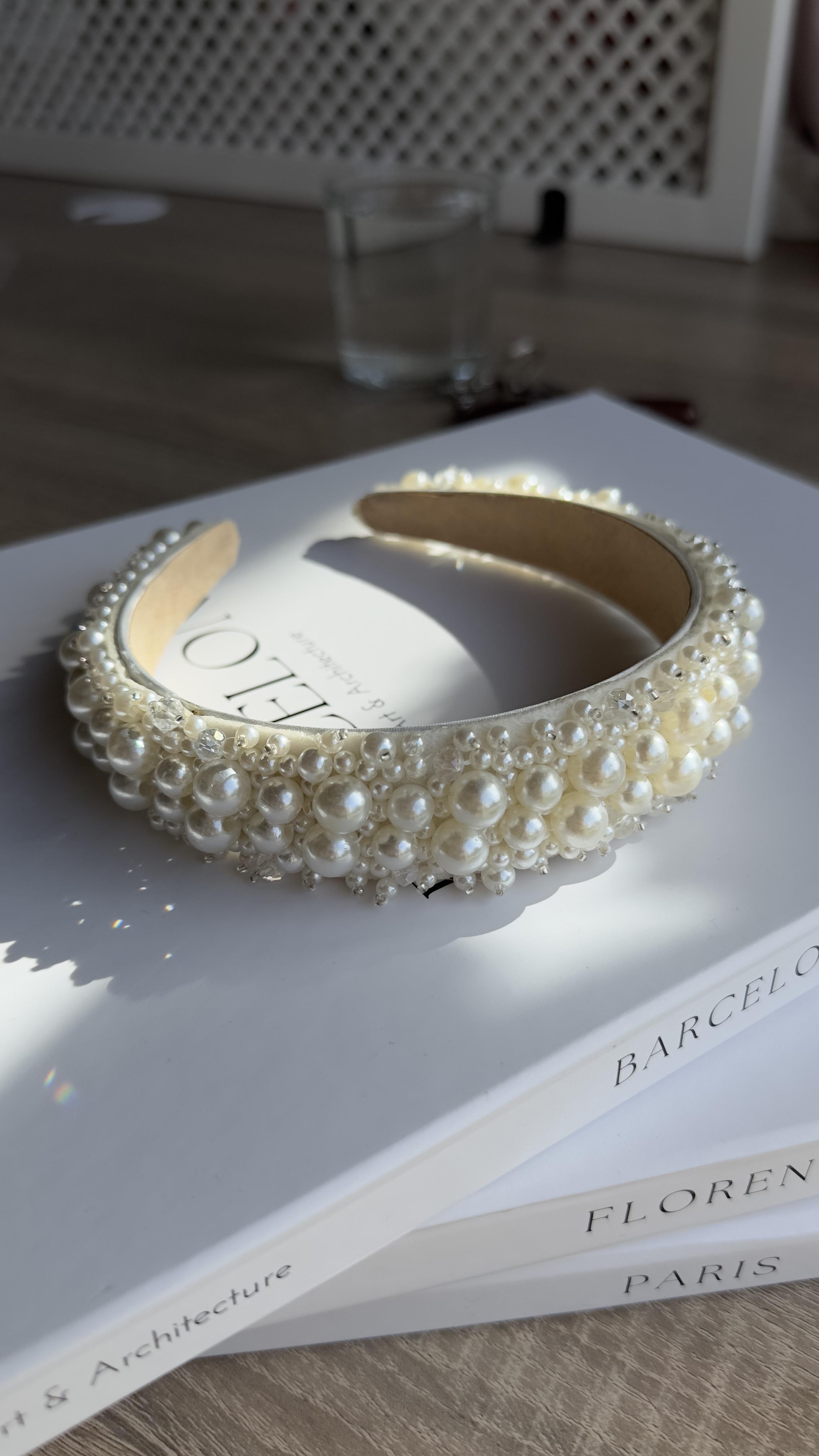 Ekru İncili Dolgulu Saten Taç