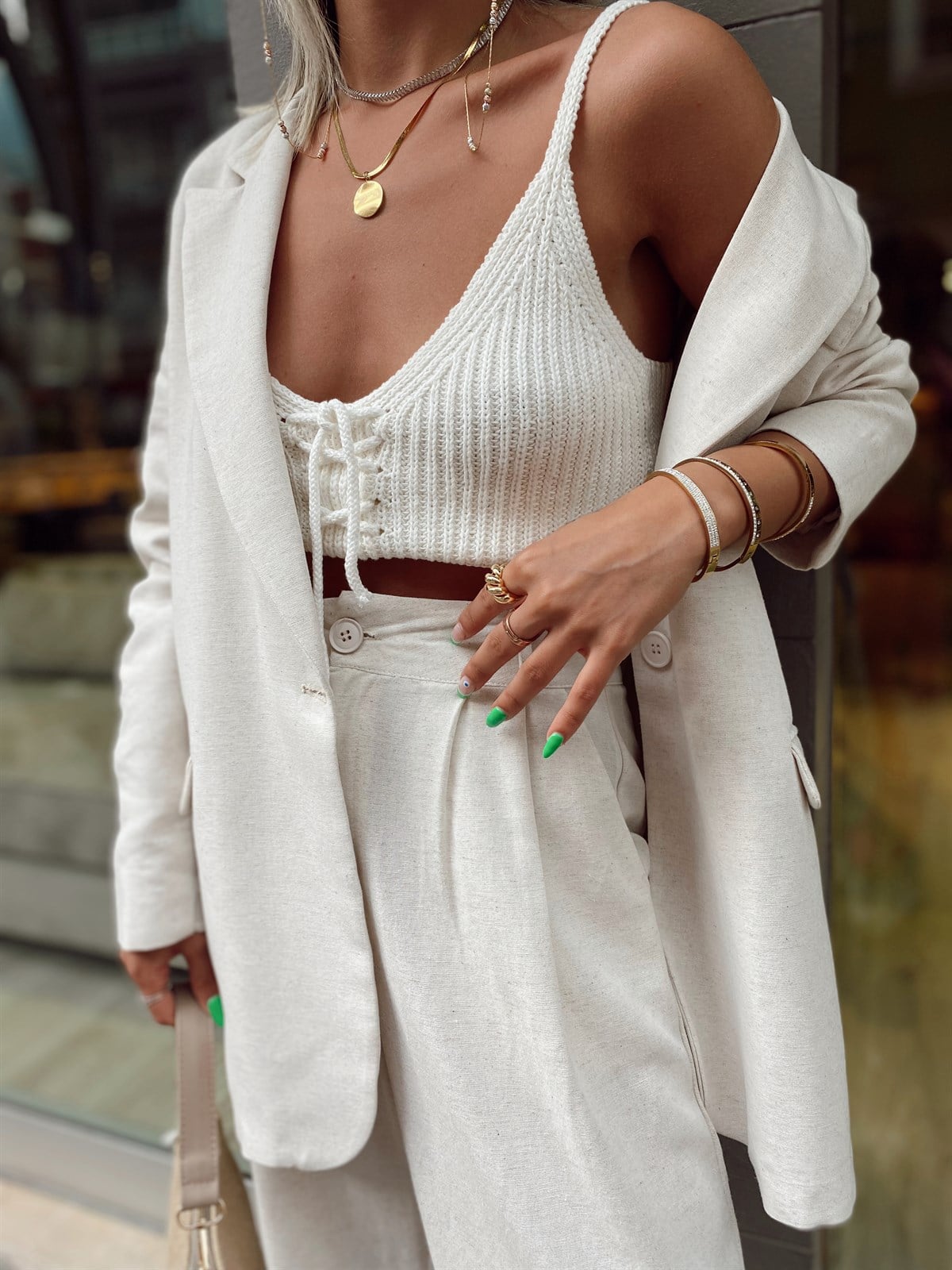 Ekru Ön Bağlama Detaylı Askılı Triko Crop