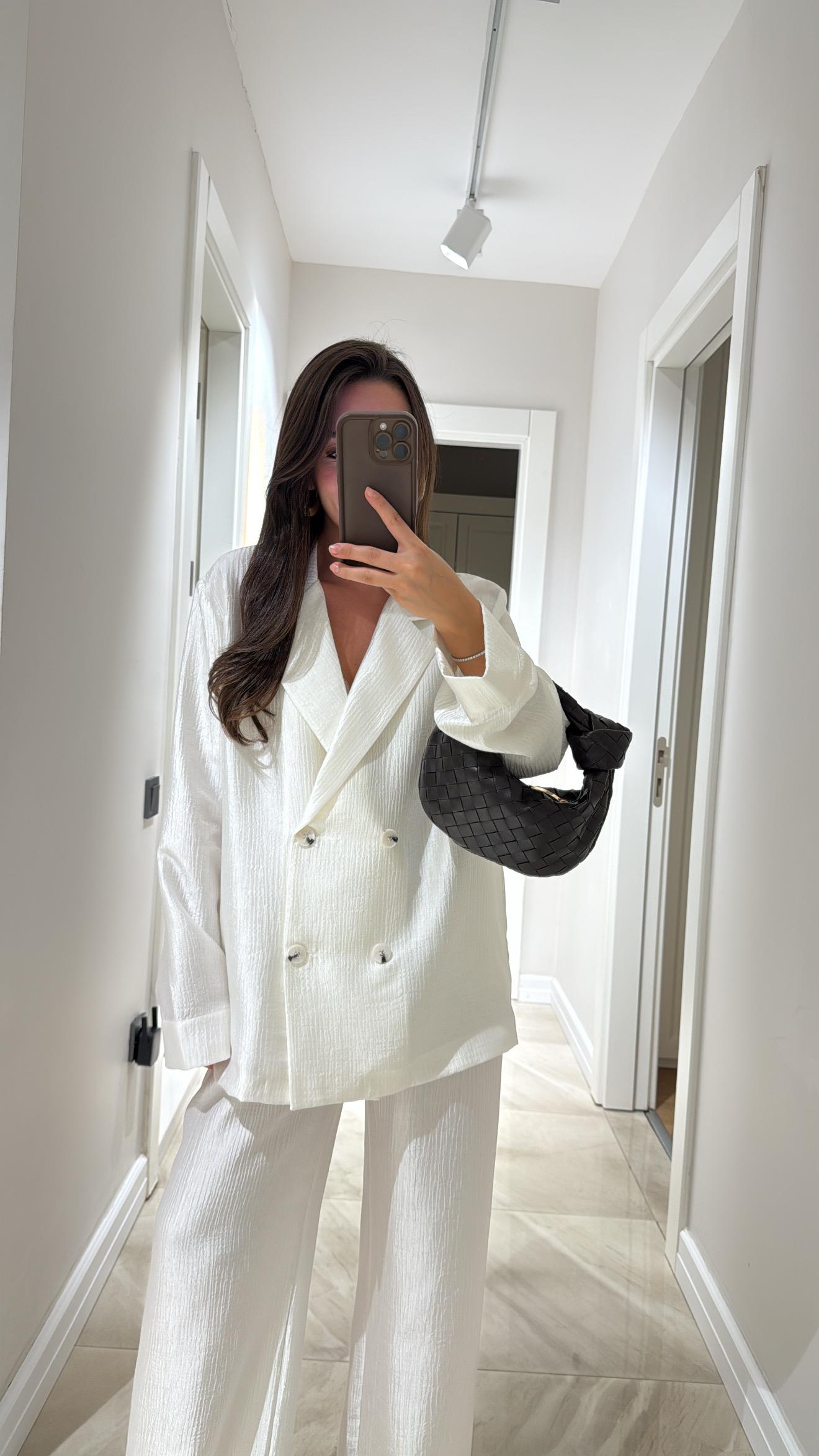 Ekru Ön Düğmeli Parlak Kumaş Ceket