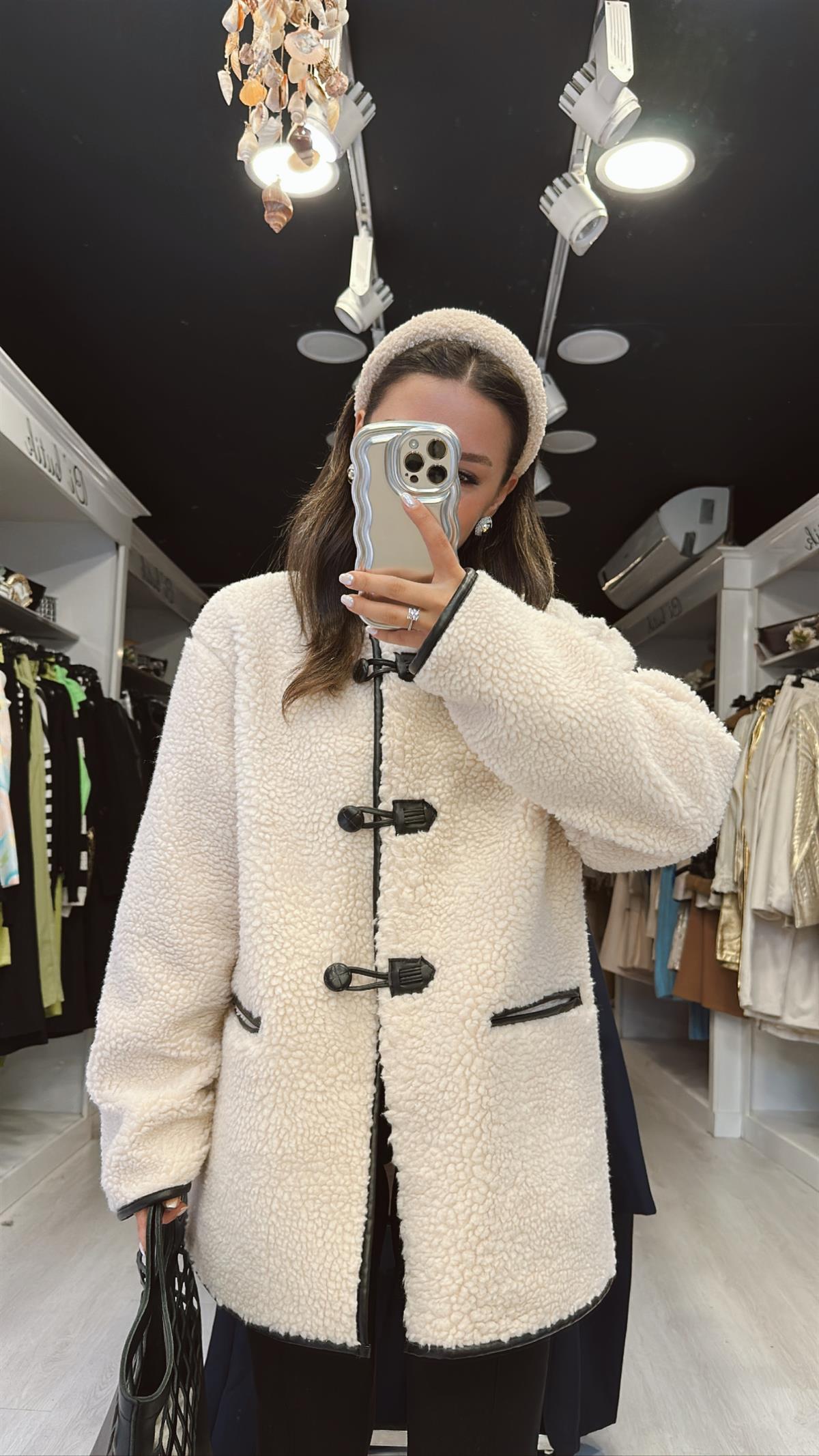 Ekru Peluş Marka Model Dügmeli Ceket 