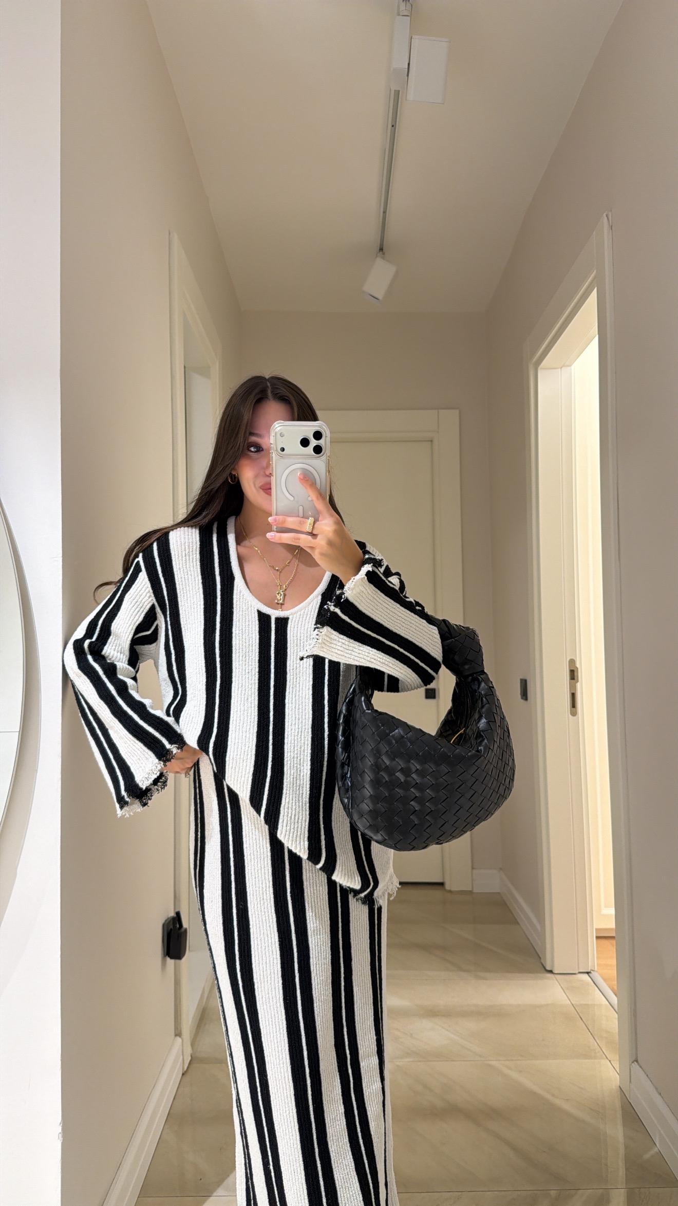 Ekru Siyah Dik Çizgili Yırtık Detaylı Marka Model Kazak 