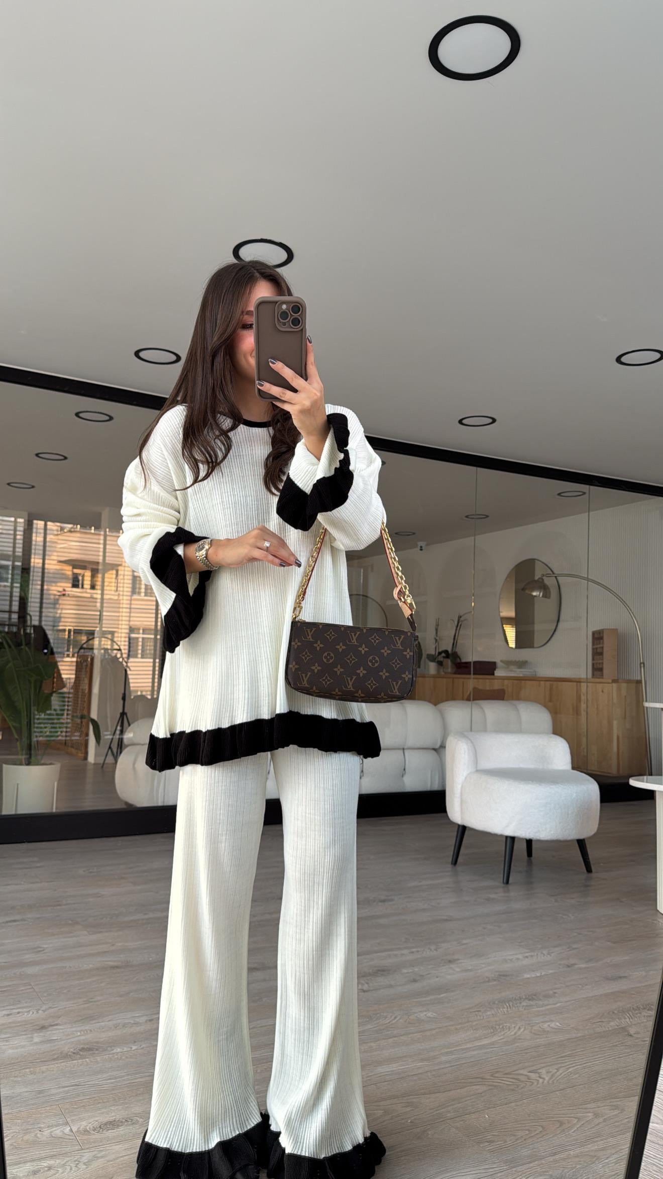 Ekru Siyah Fırfır Detaylı Triko Takım