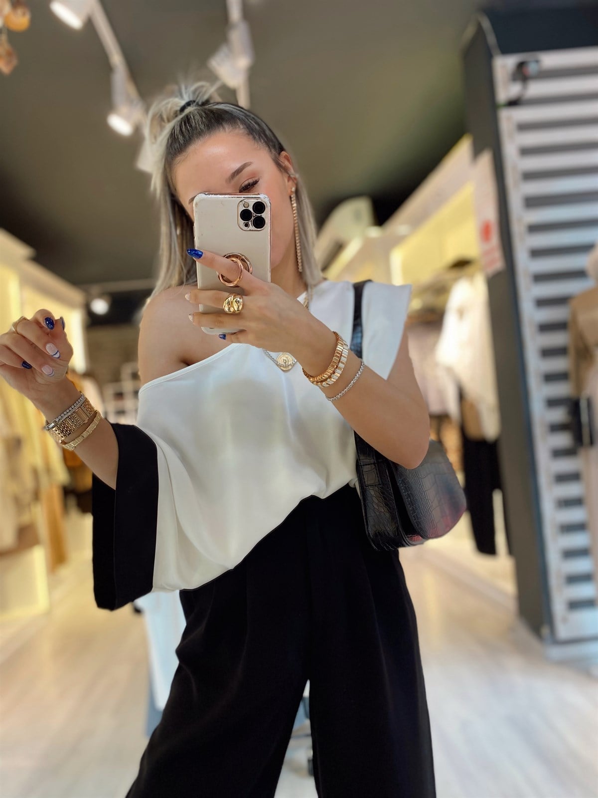 Ekru Siyah Geçişli Kayık Yaka Bluz