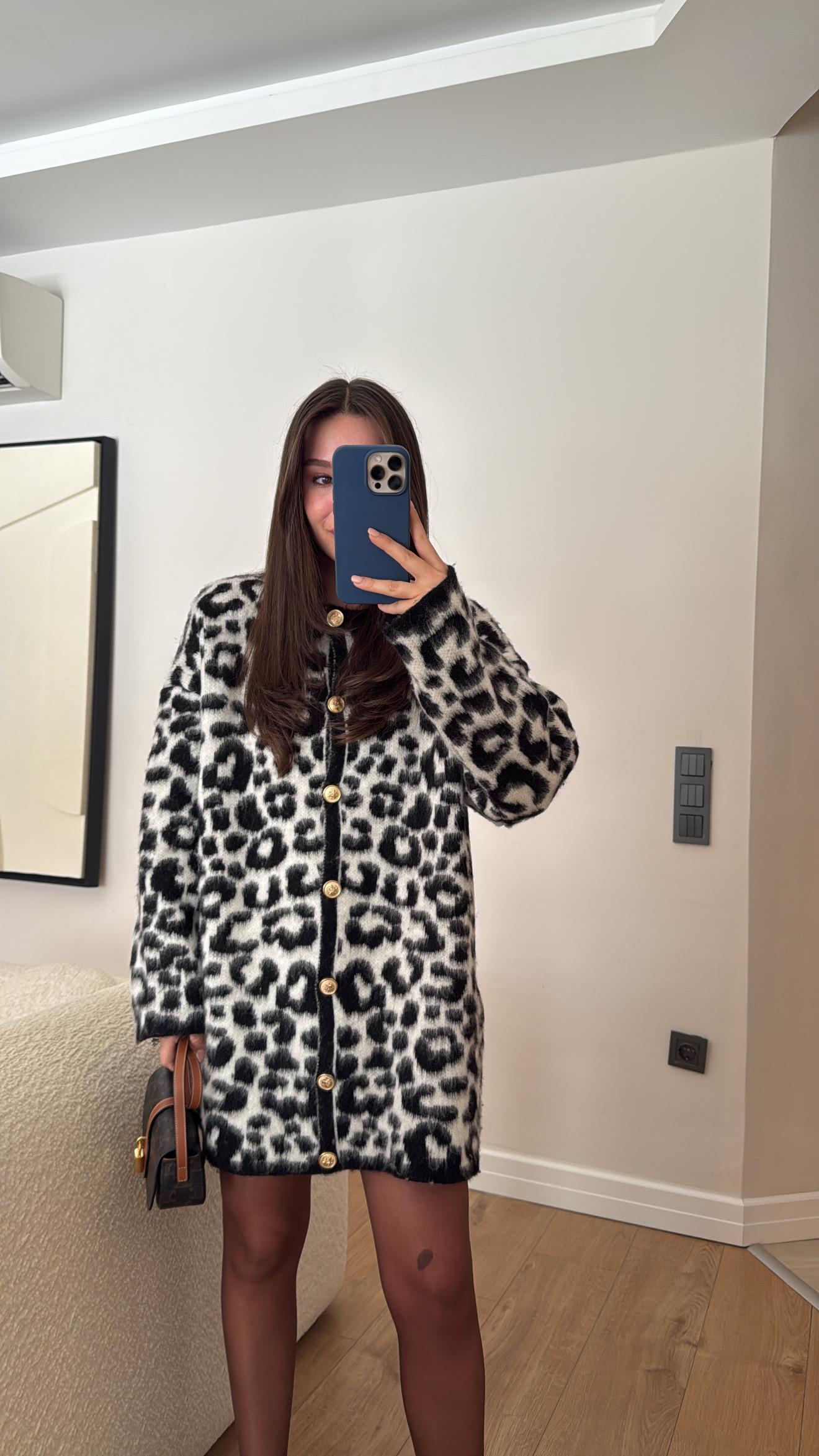 Ekru Siyah Leoparlı Gold Düğmeli Sakallı Hırka