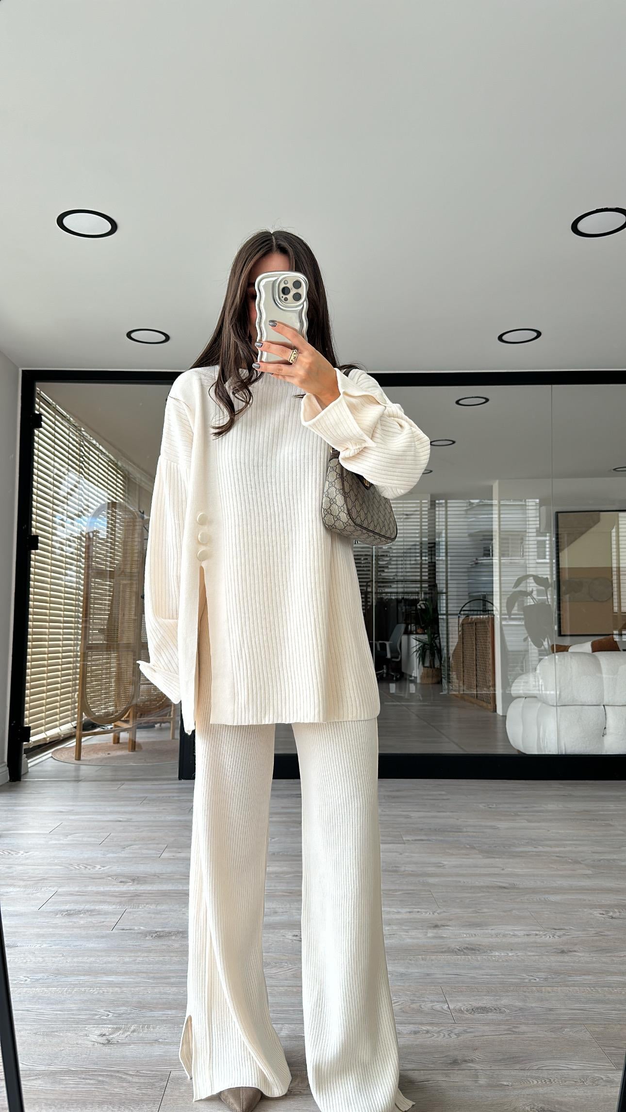 Ekru Üç Düğmeli Yırtmaçlı Triko Takım