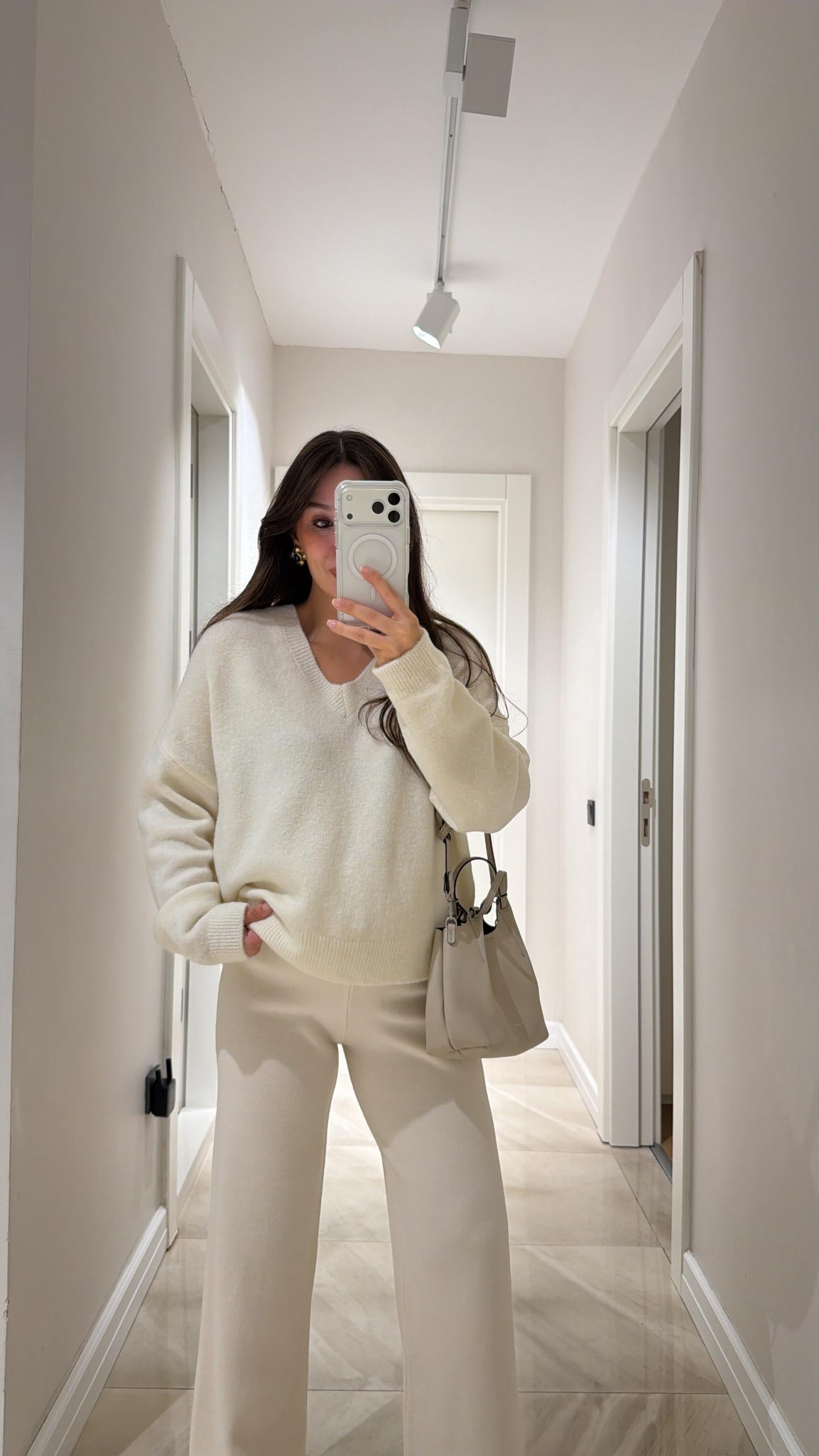 Ekru V Yaka Marka Model Triko Kazak