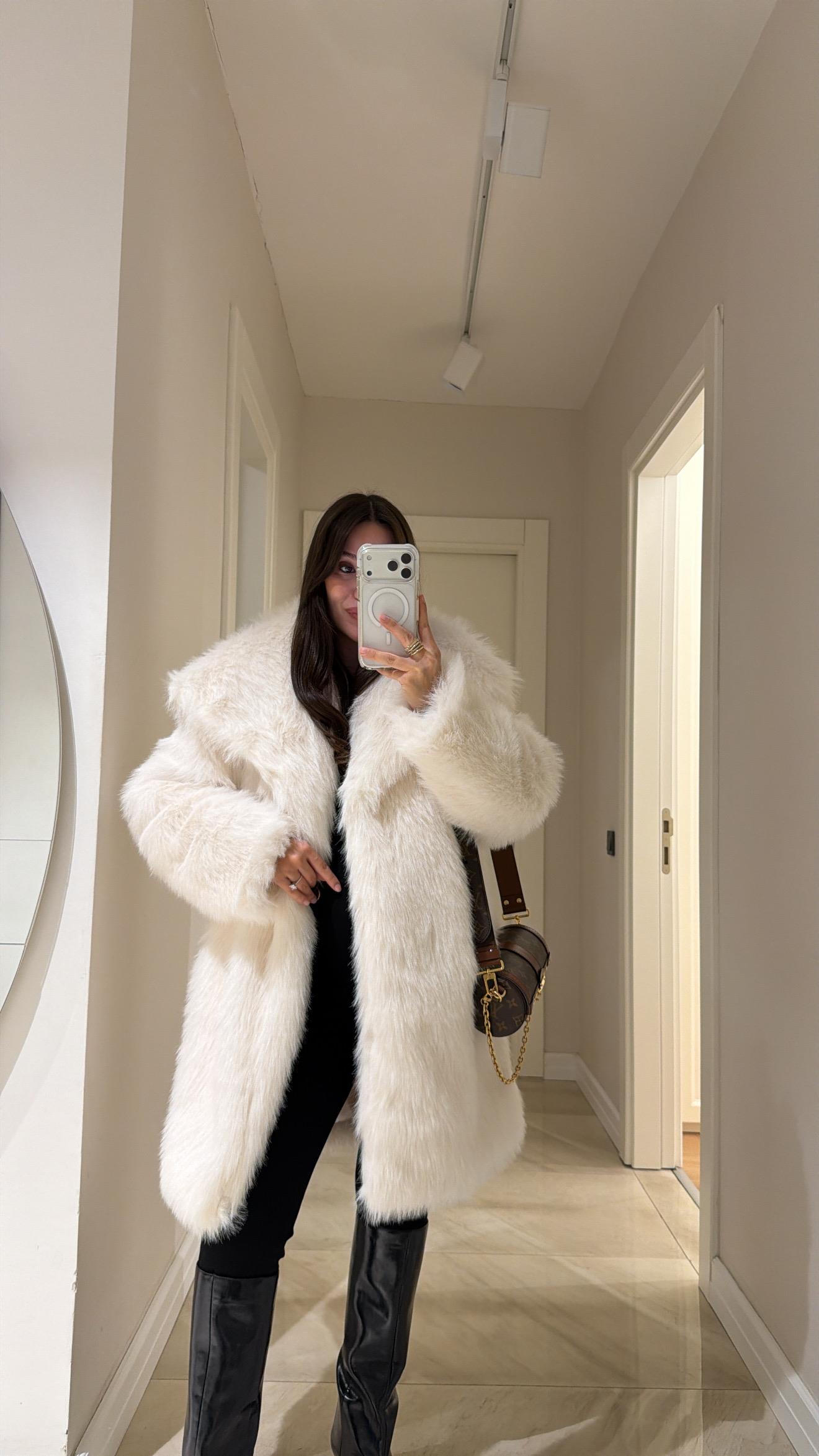 Ekru Yakalı Uzun Kürk