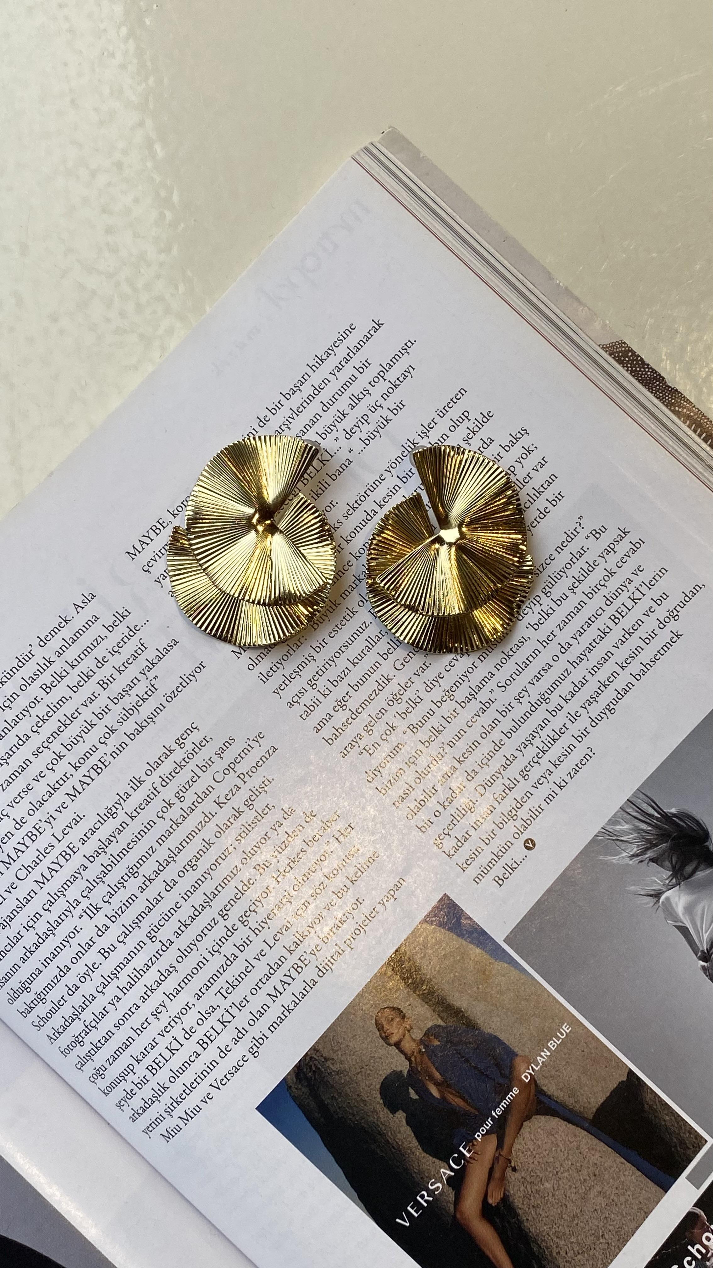 Gold Asimetrik Çiçek Küpe