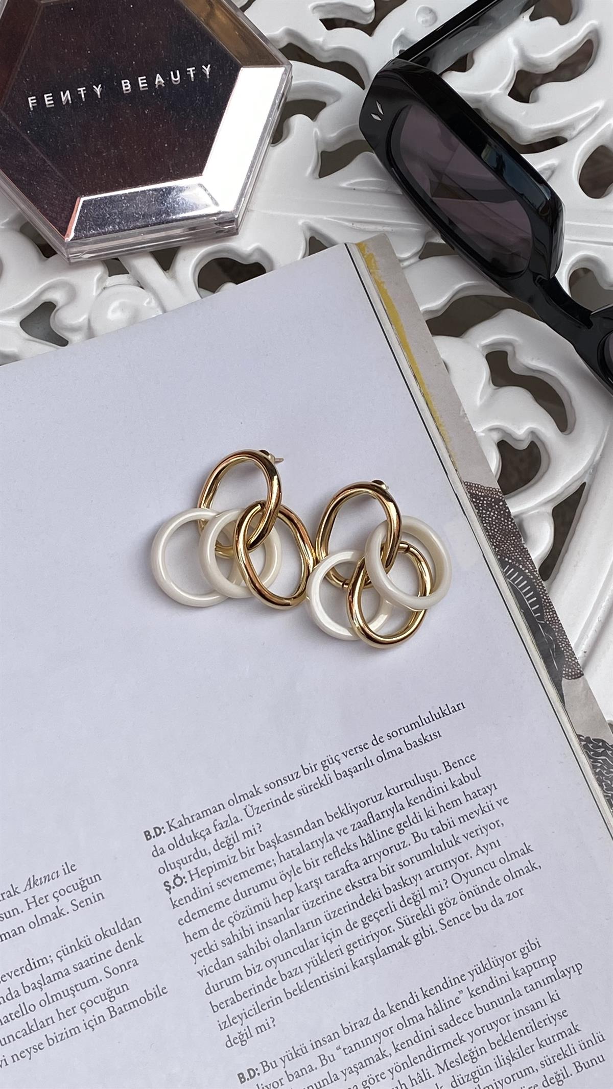 Gold Beyaz Halkalı Küpe 