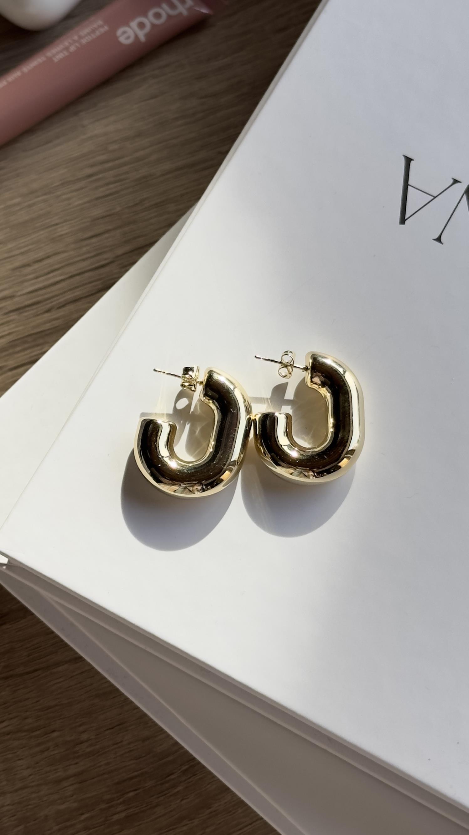 Gold Bombeli C Şekil Kalın Çelik Küpe