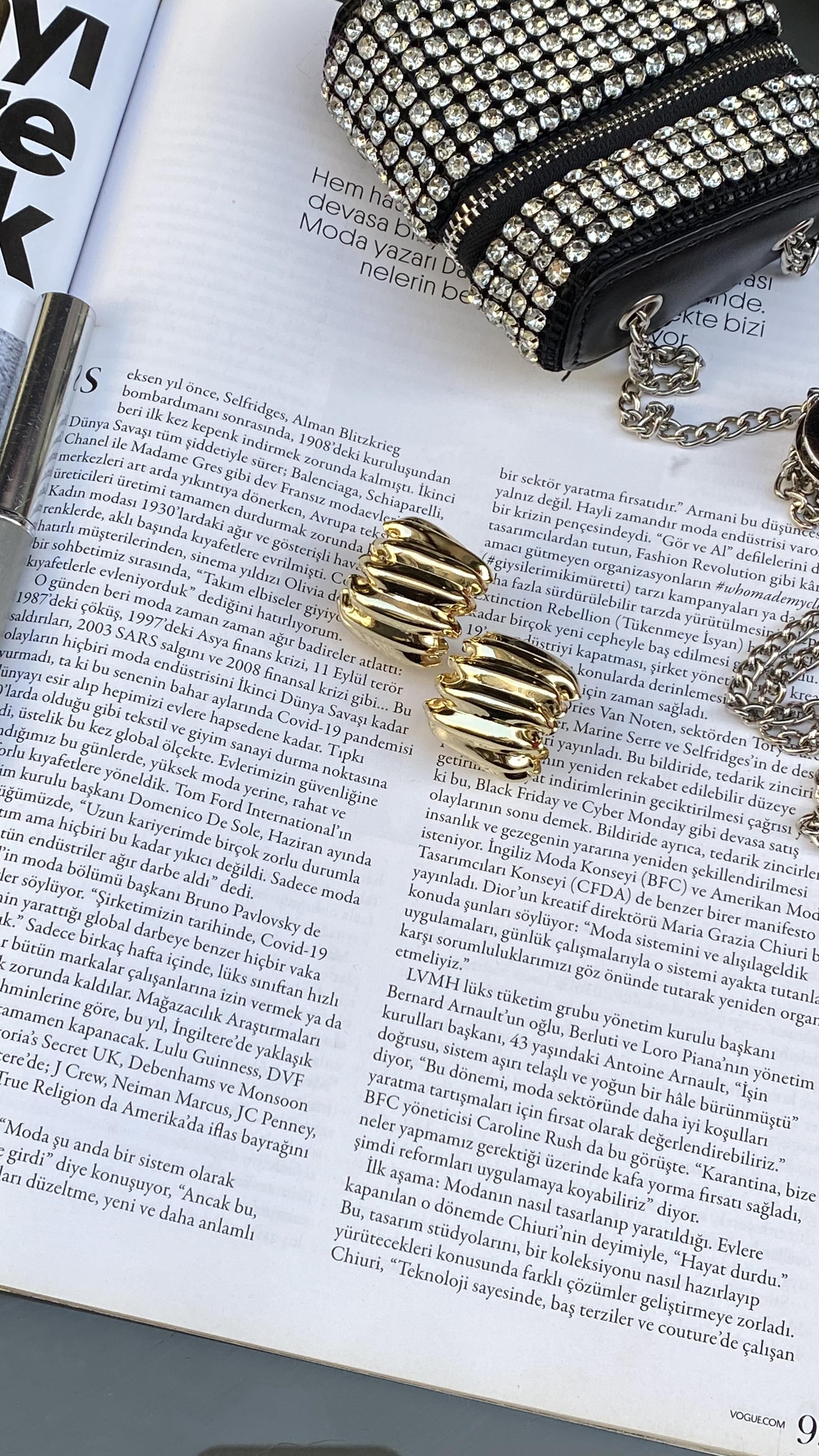 Gold C Şekli Kabartmalı Küpe 