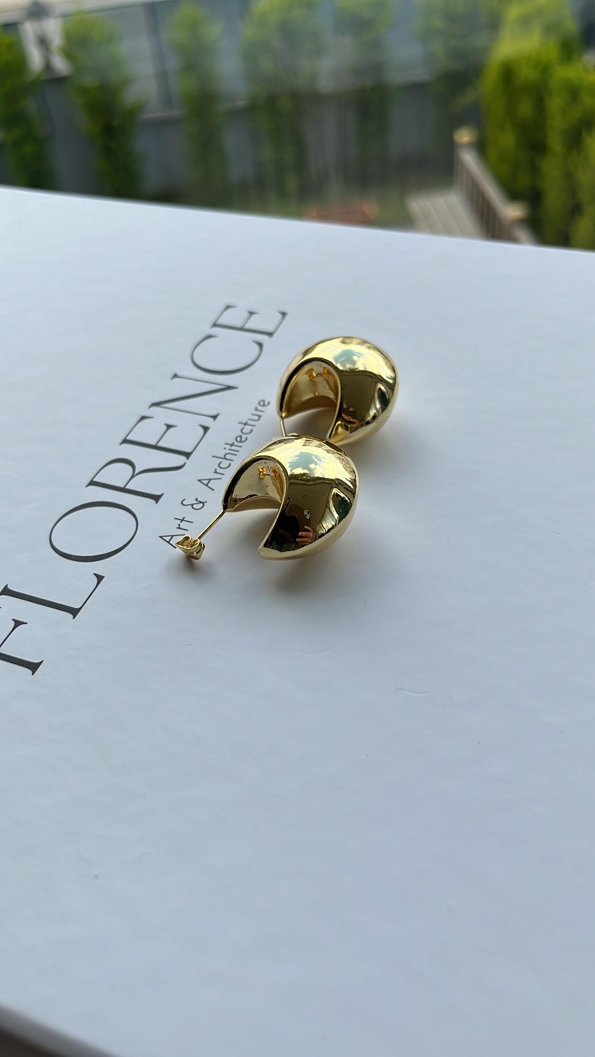 Gold C Yarım Halka Bombeli Küpe