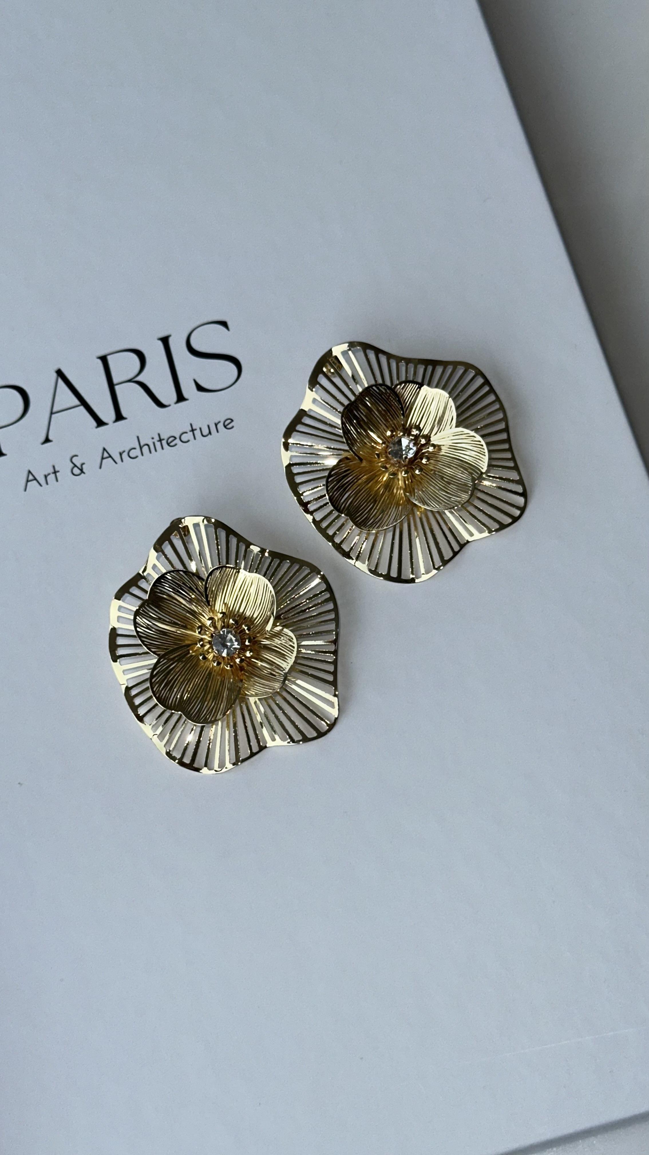 Gold Çiçek Desenli Taşlı küpe