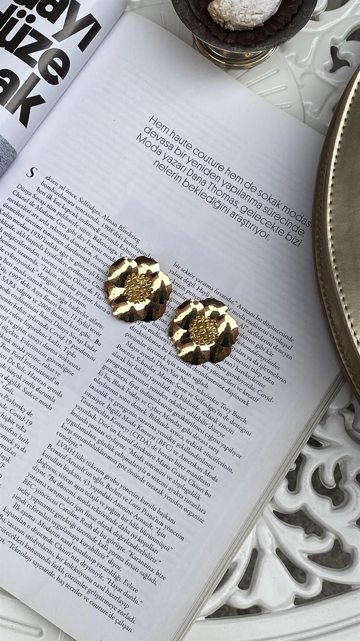 Gold Çiçek Model Küpe 