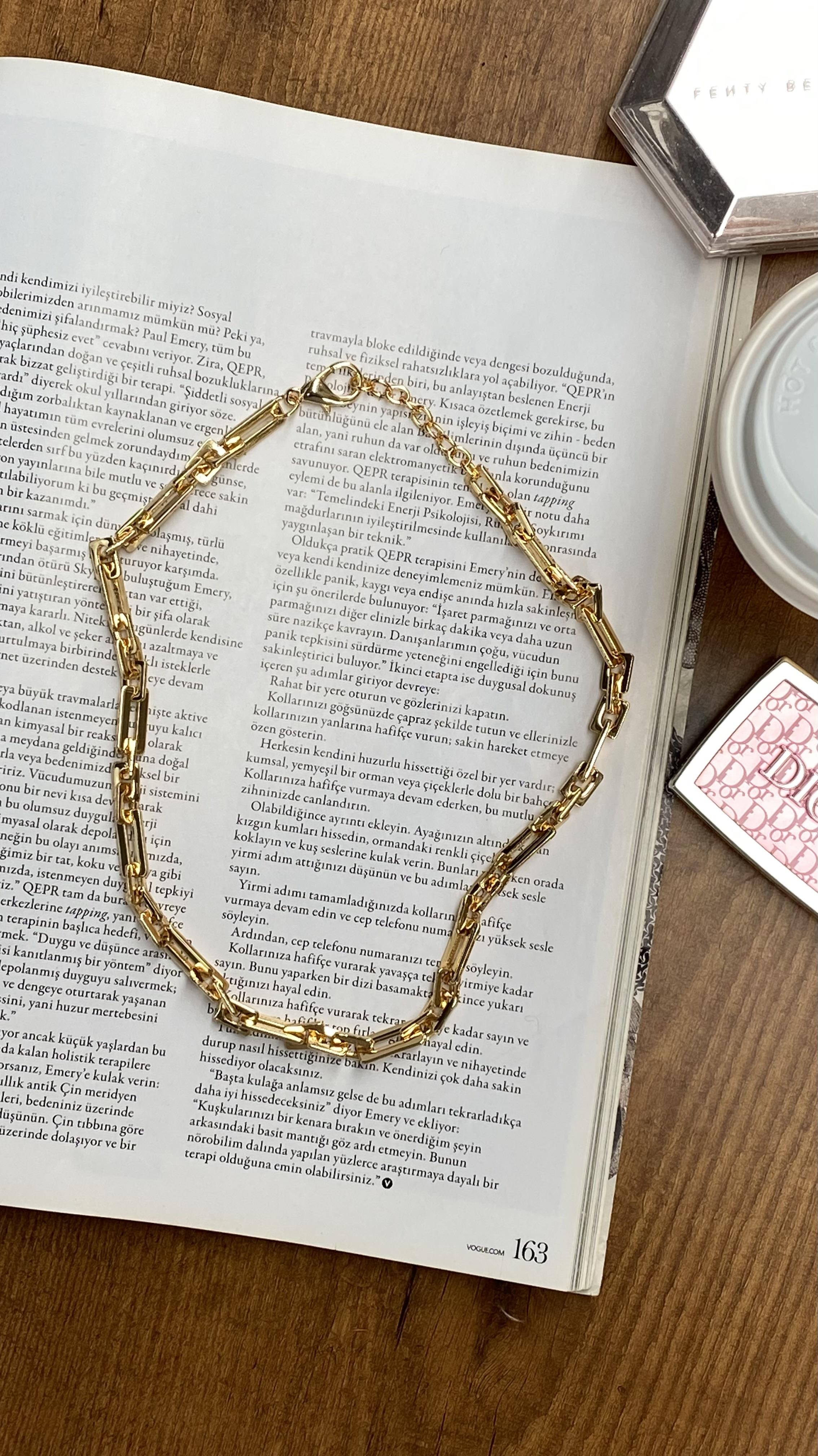 Gold Dikdörtgen Geçirmeli Kolye