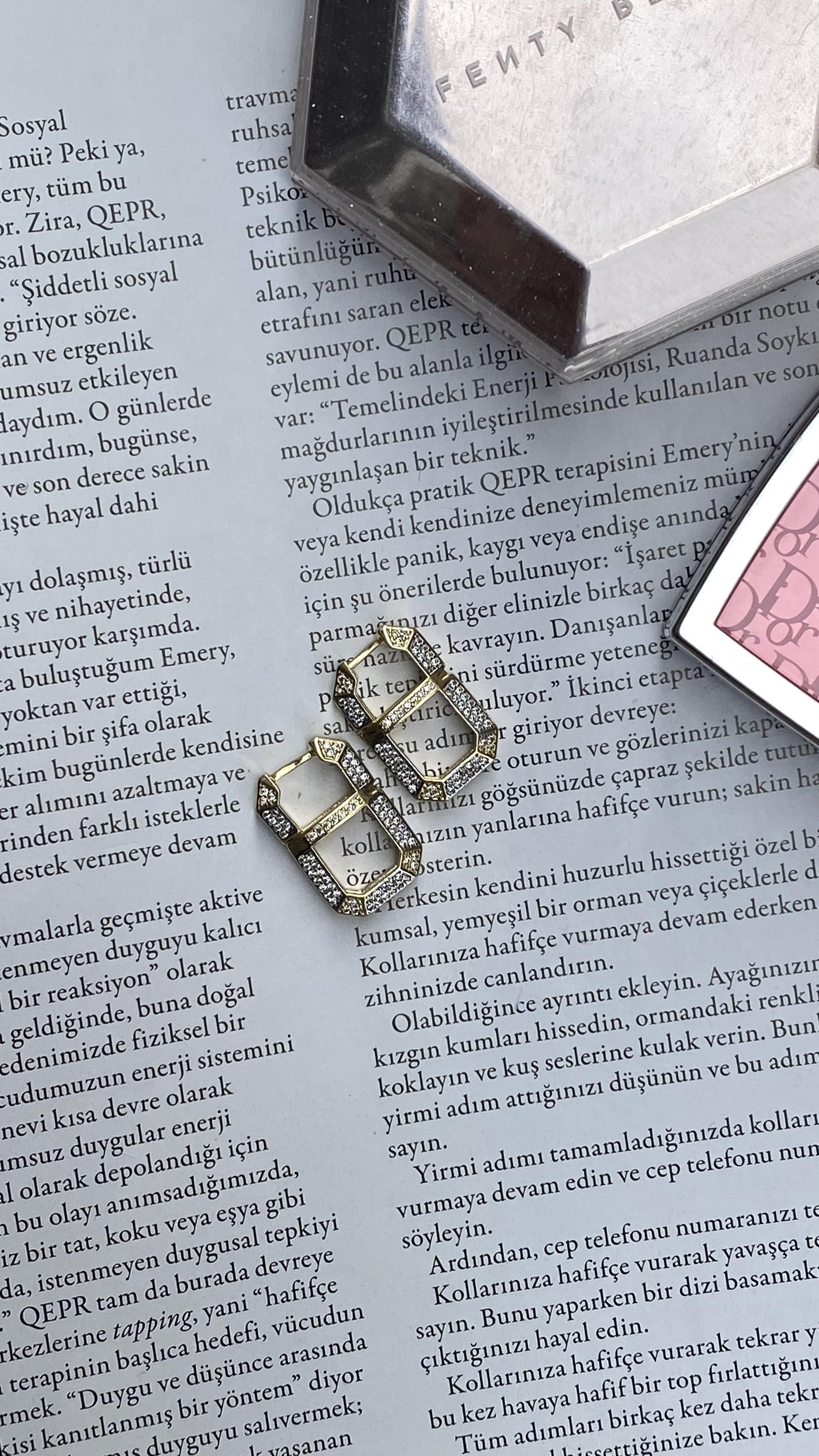 Gold Dikdörtgen Zirkon Taşlı Küpe