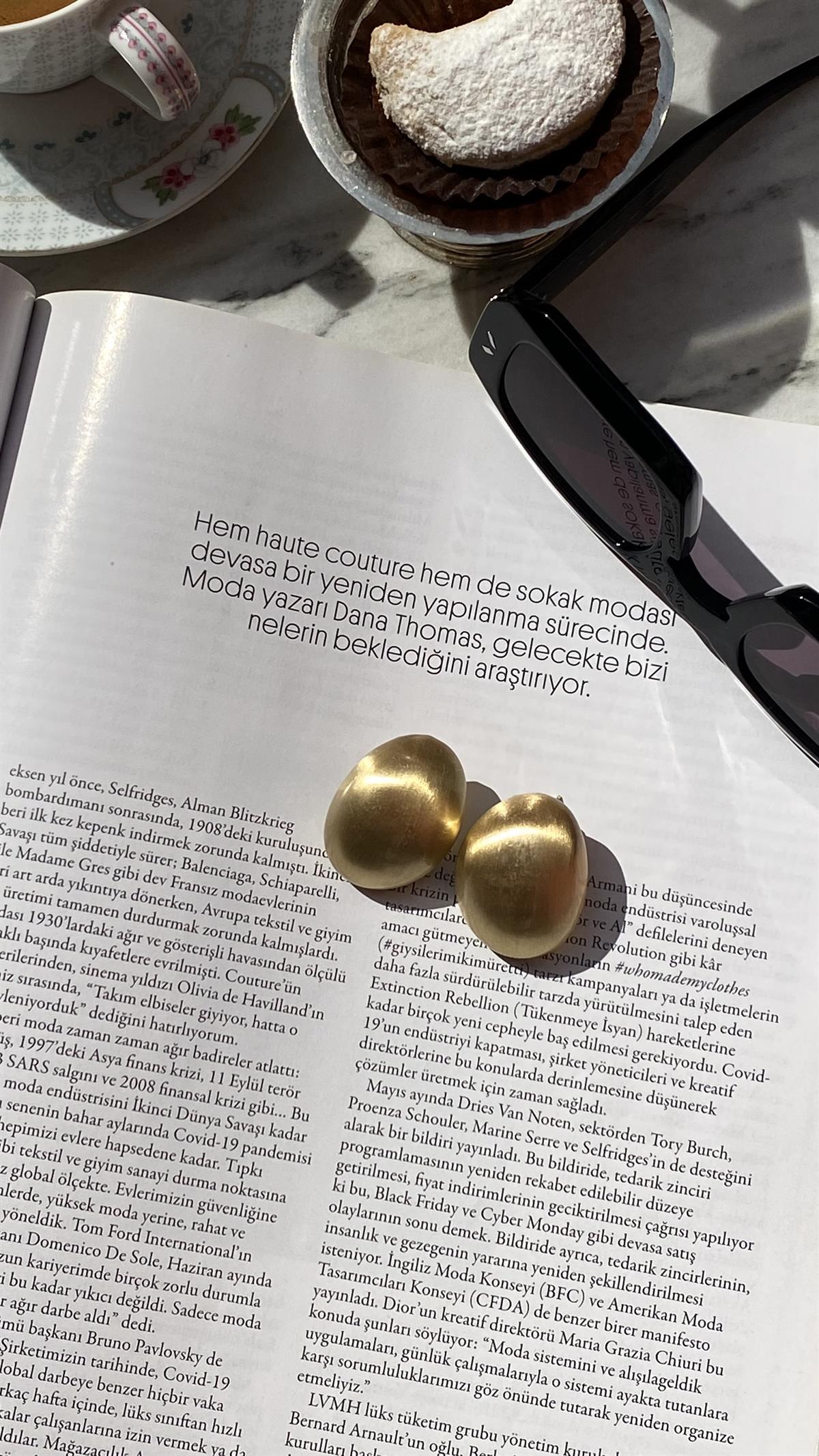 Gold Dolgulu Oval Küpe