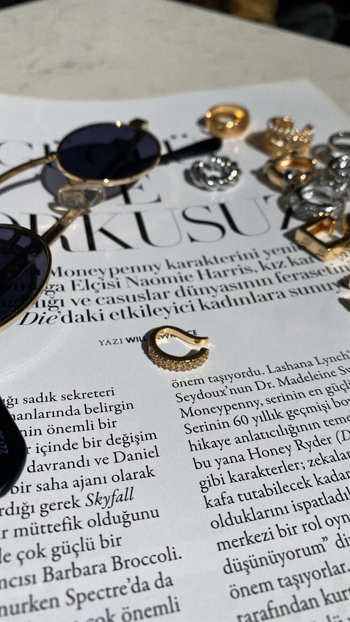 Gold G Şekli Taşlı Kıkırdak Küpe