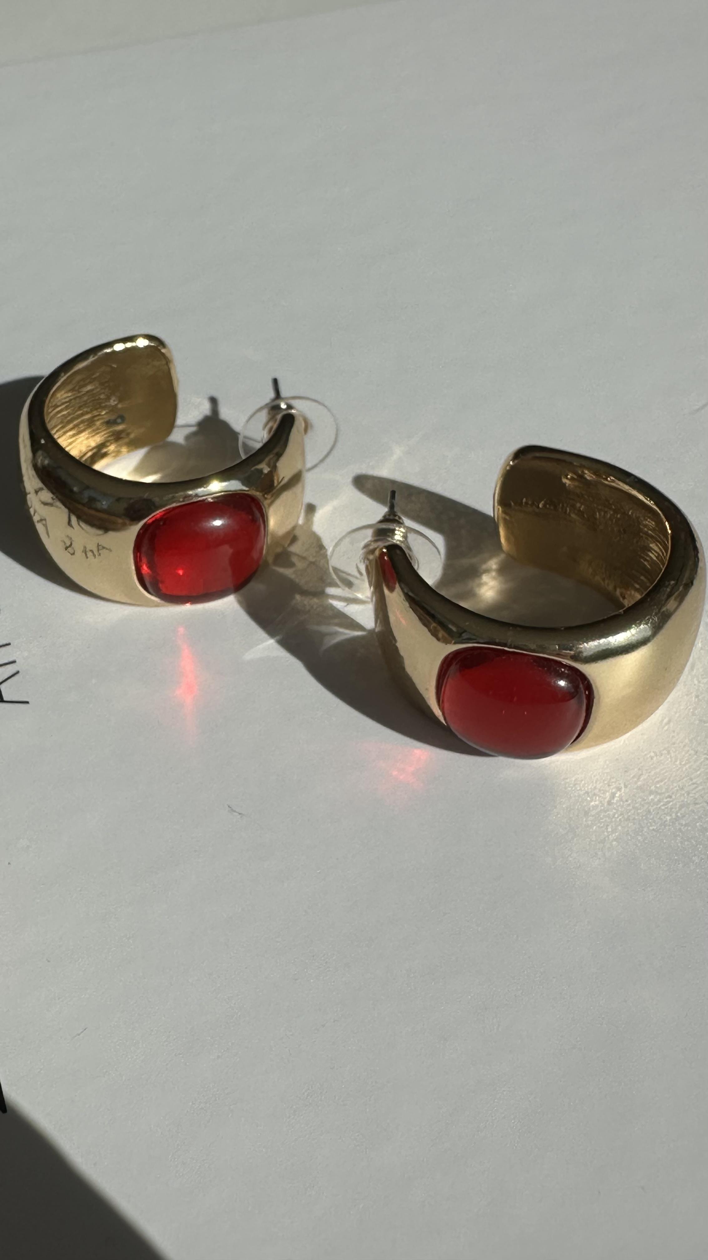 Gold Kırmızı Taş Detaylı Yarım Halka Küpe