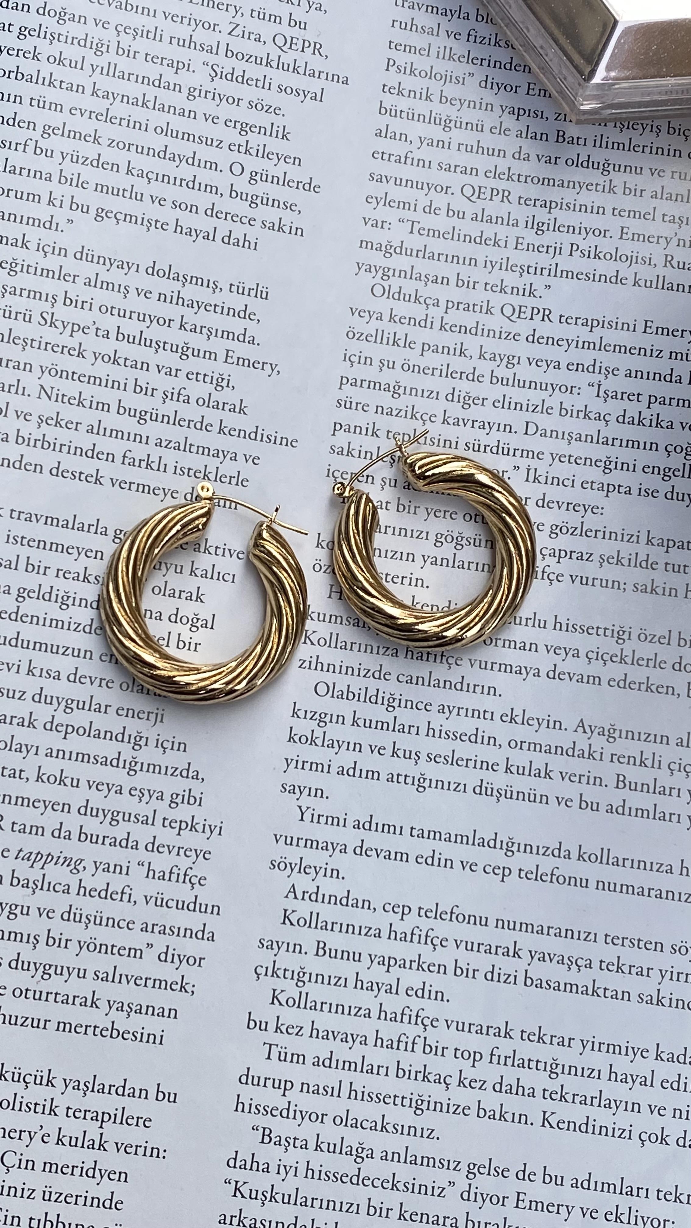 Gold Kıvrım Model Halka Küpe 