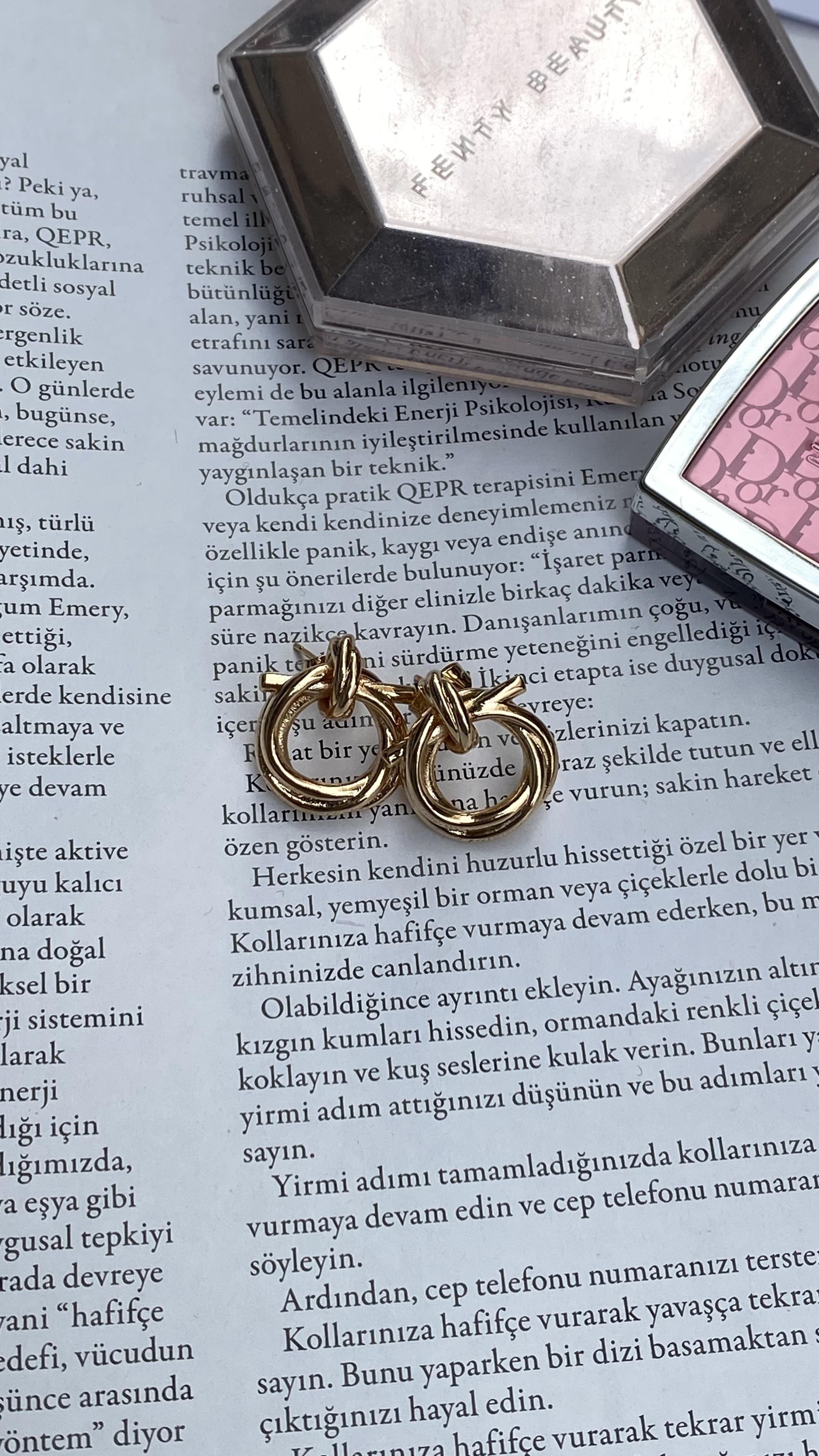 Gold Marka Model Yuvarlak Dönmeli Küpe