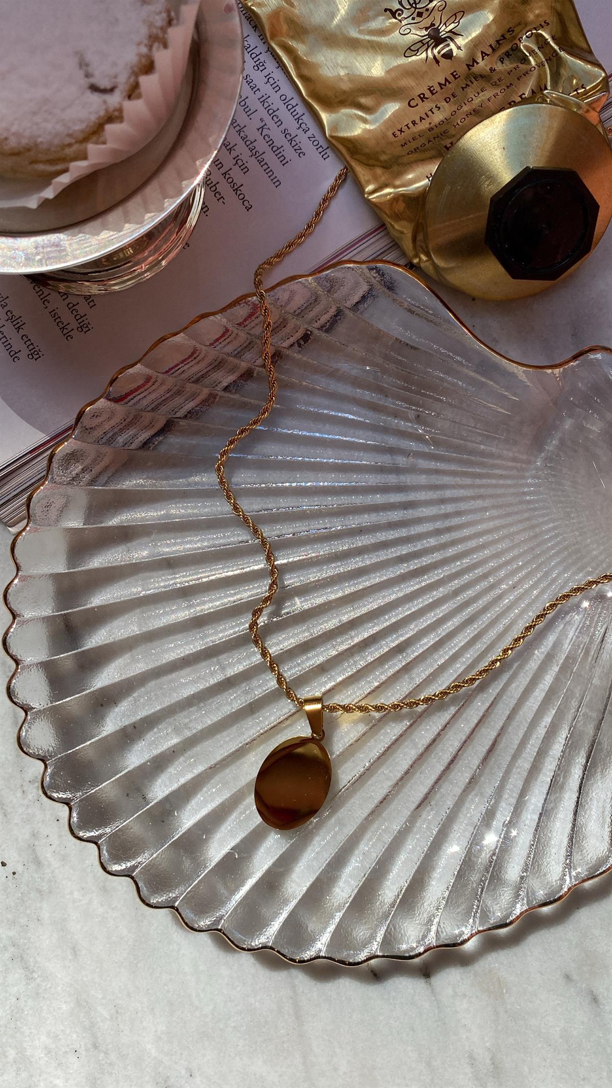 Gold Oval Plaka Çelik Kolye
