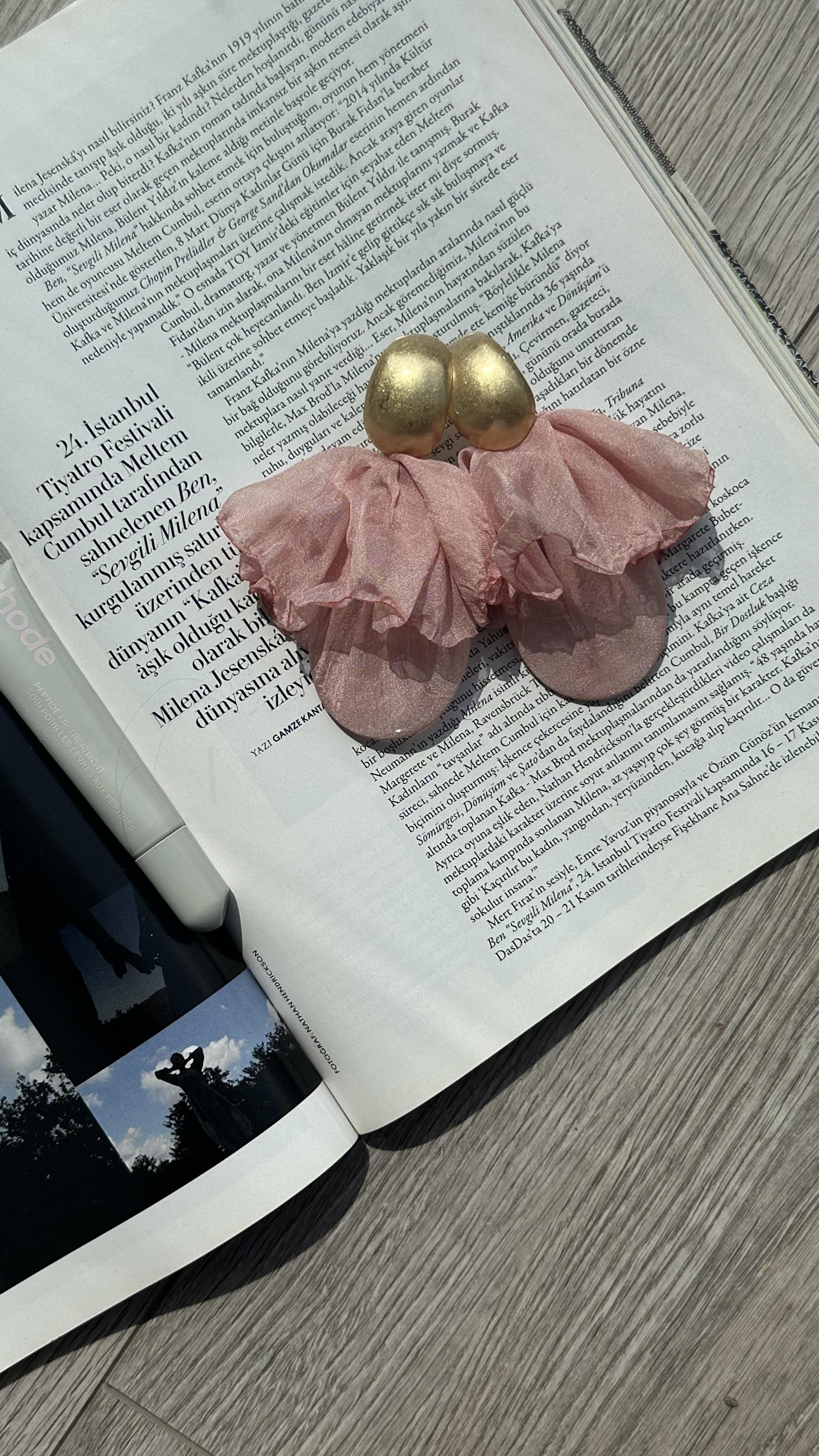 Gold Pembe Tül Detaylı Küpe