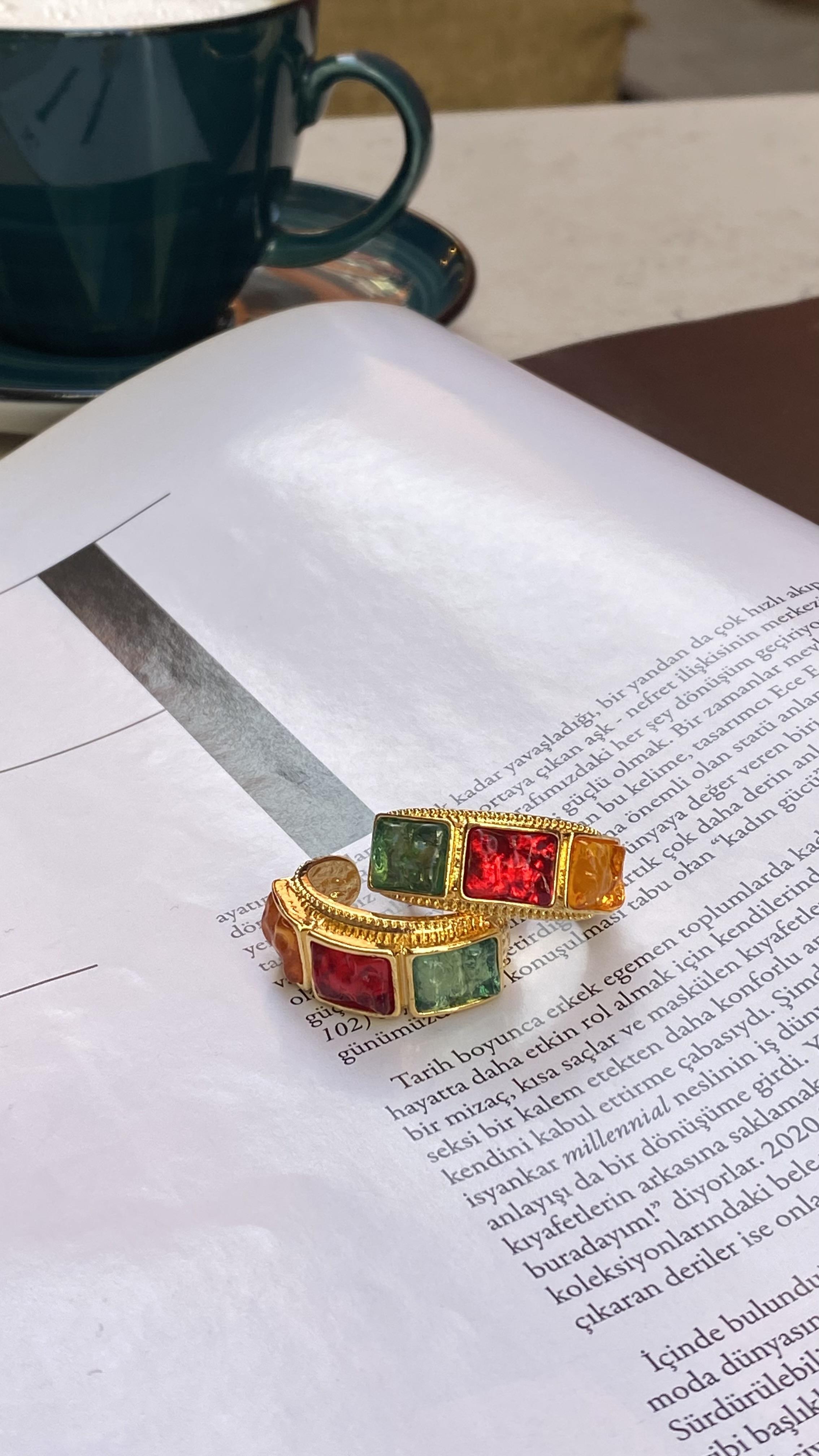 Gold Renkli Taş Model Özel Seri Çelik Küpe